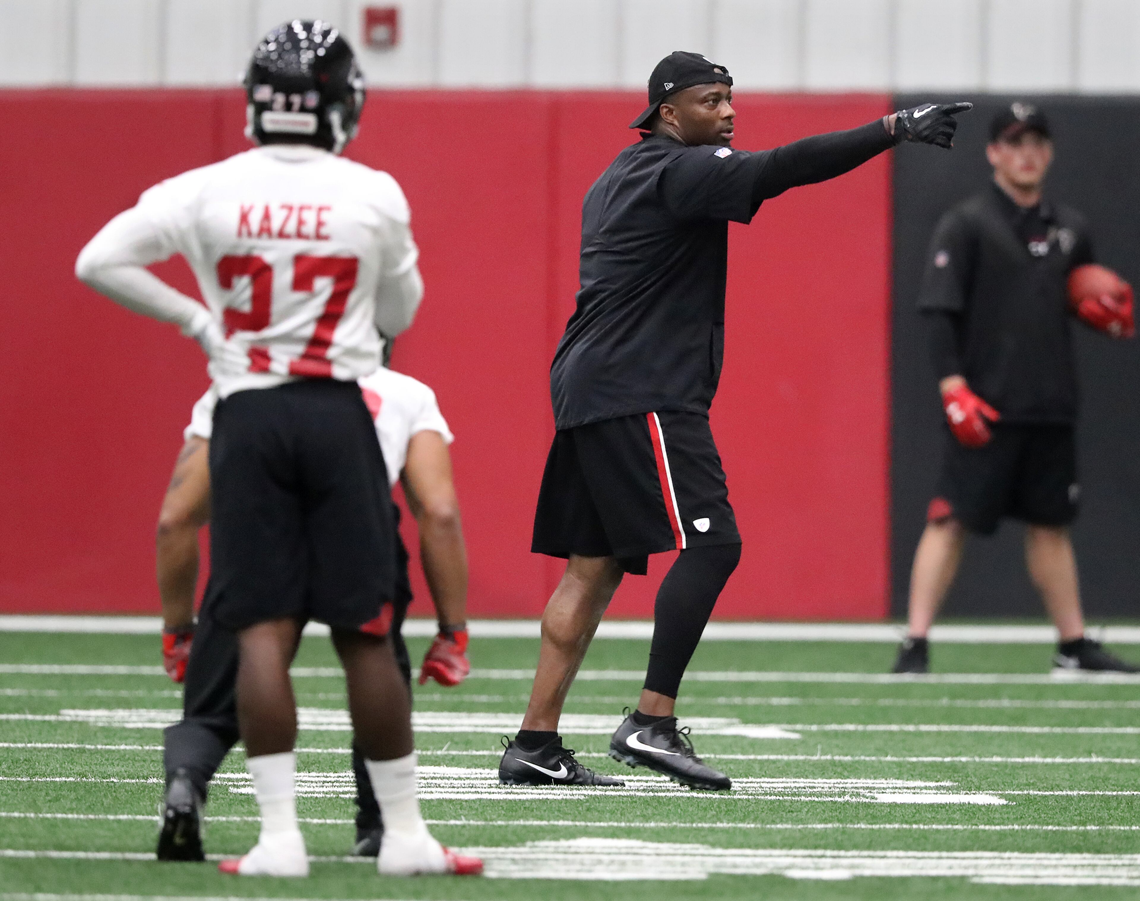 May 22, 2018 Flowery Branch: Atlanta Falcons defensive coordinator Marquand Manuel directs the defense during organized team activities on Tuesday, May 22, 2018, in Flowery Branch. Curtis Compton/ccompton@ajc.com