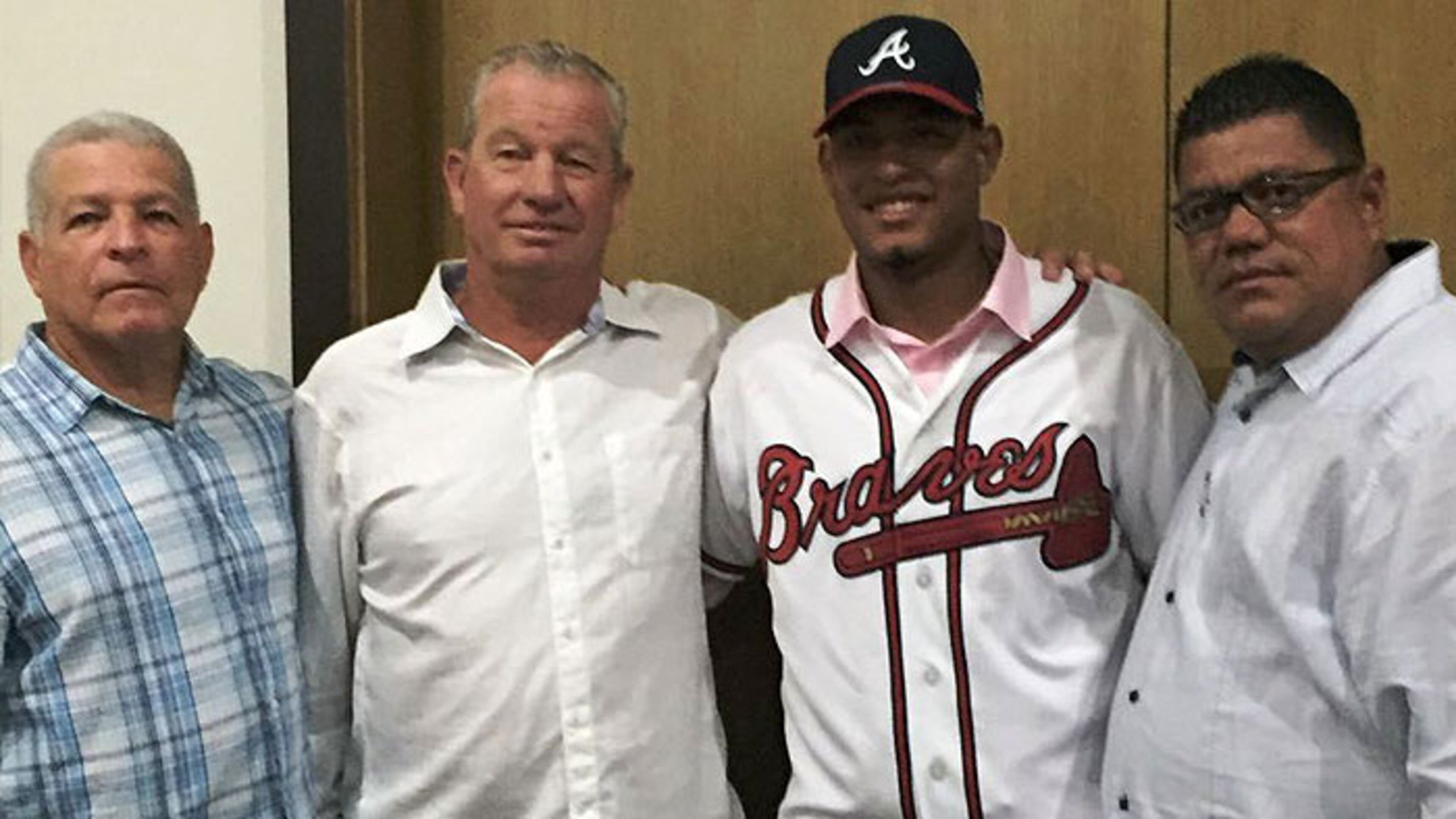 Gordon Blakeley (second from left) poses with Kevin Maitan and others after the Braves signed the Venezuelan teen in July 2016. (IVBP.com photo)