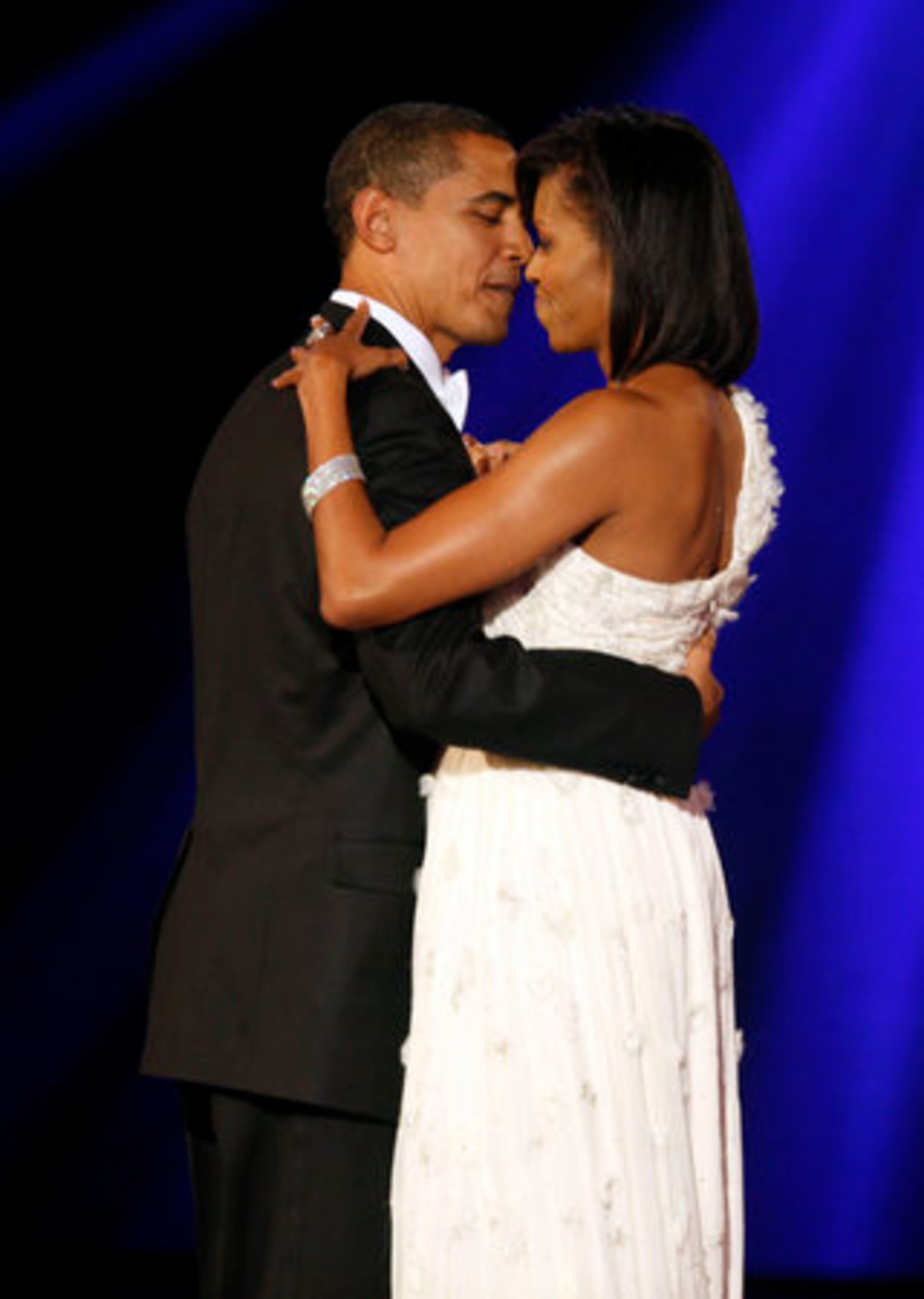 The Obamas enjoy their first dance as president and first lady at the Neighborhood Ball i Washington, D.C.