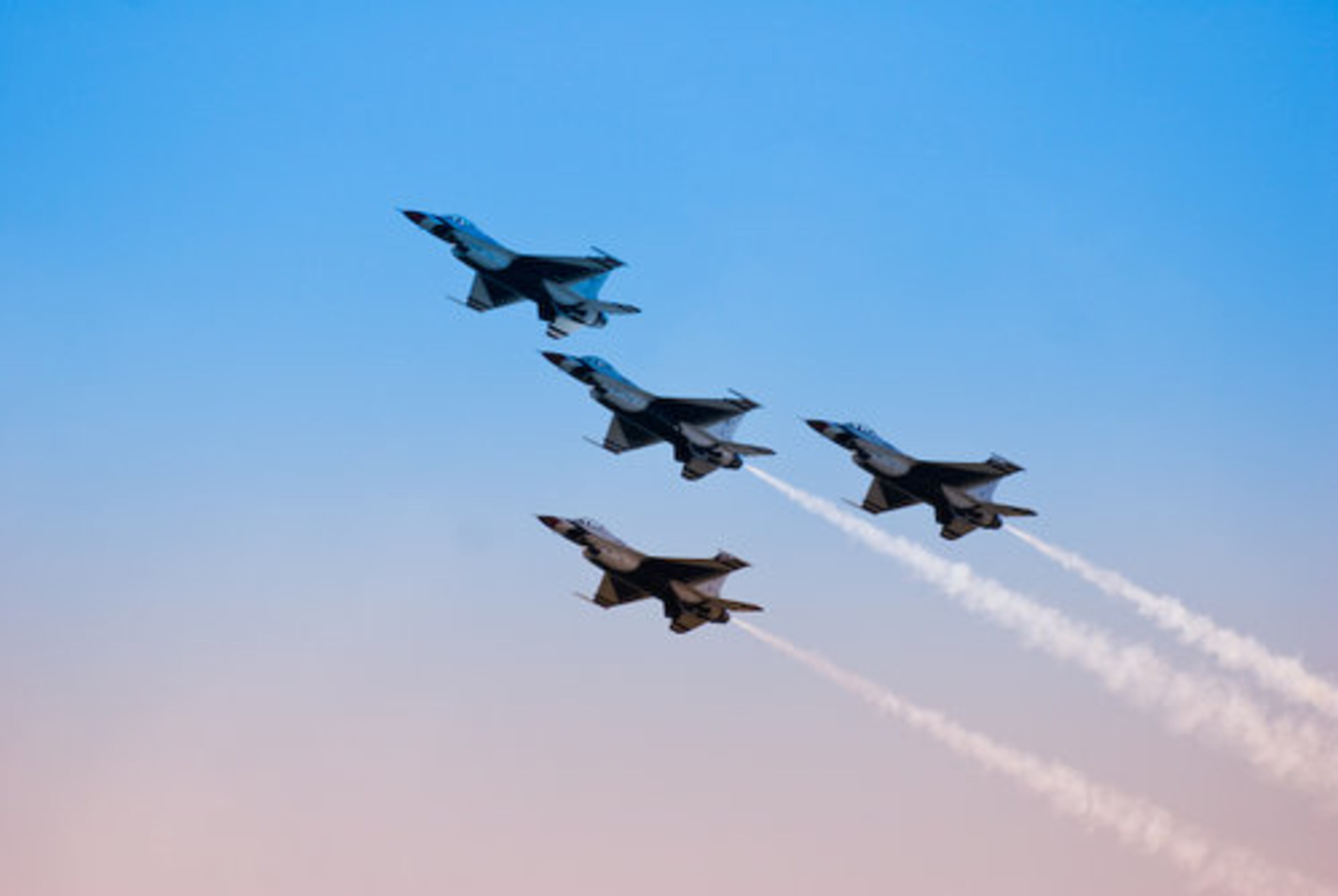 Lead and echelon formation of Thunderbirds.