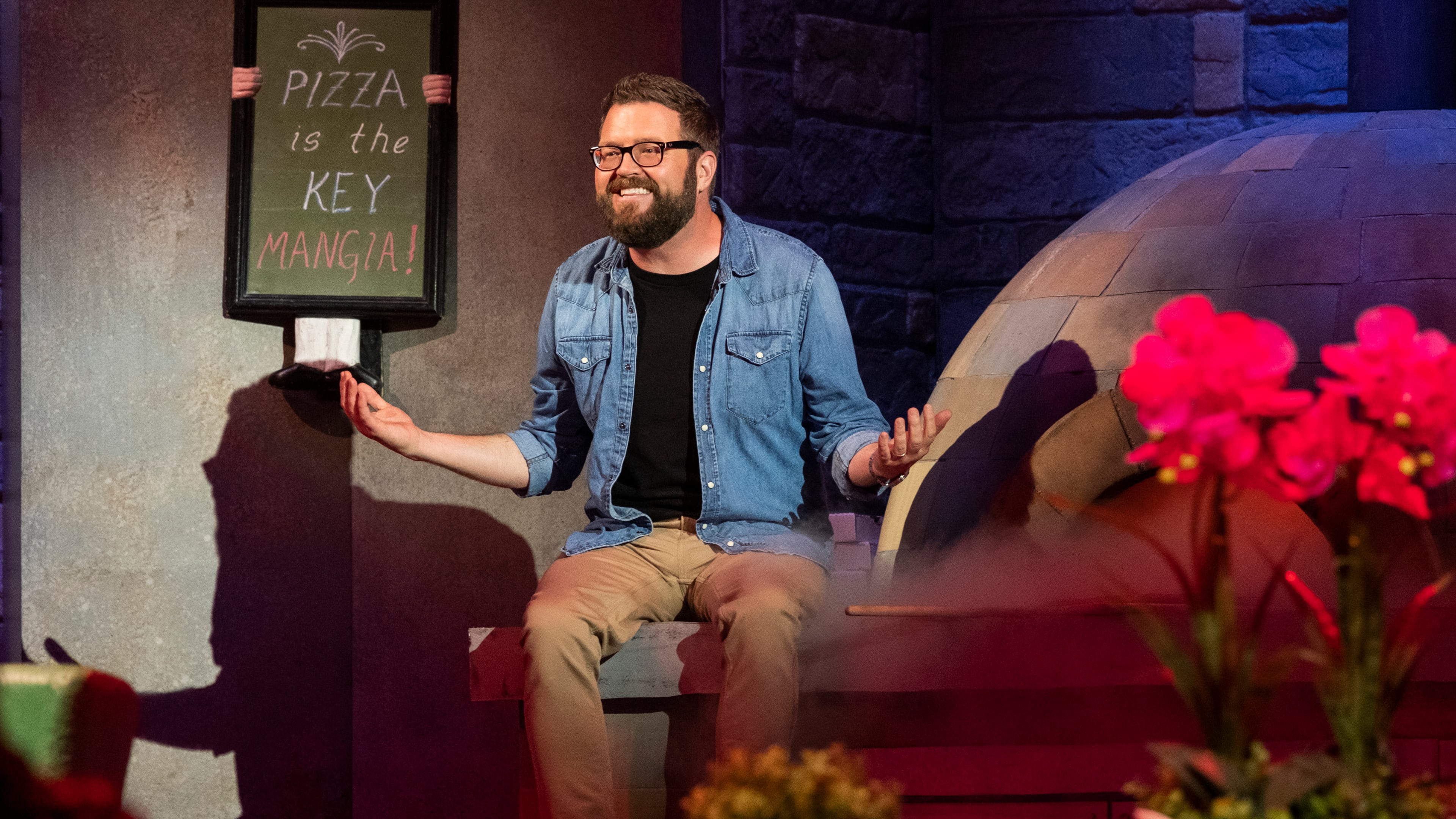 FLOOR IS LAVA Host RUTLEDGE WOOD in FLOOR IS LAVA Cr. ADAM ROSE/NETFLIX © 2020