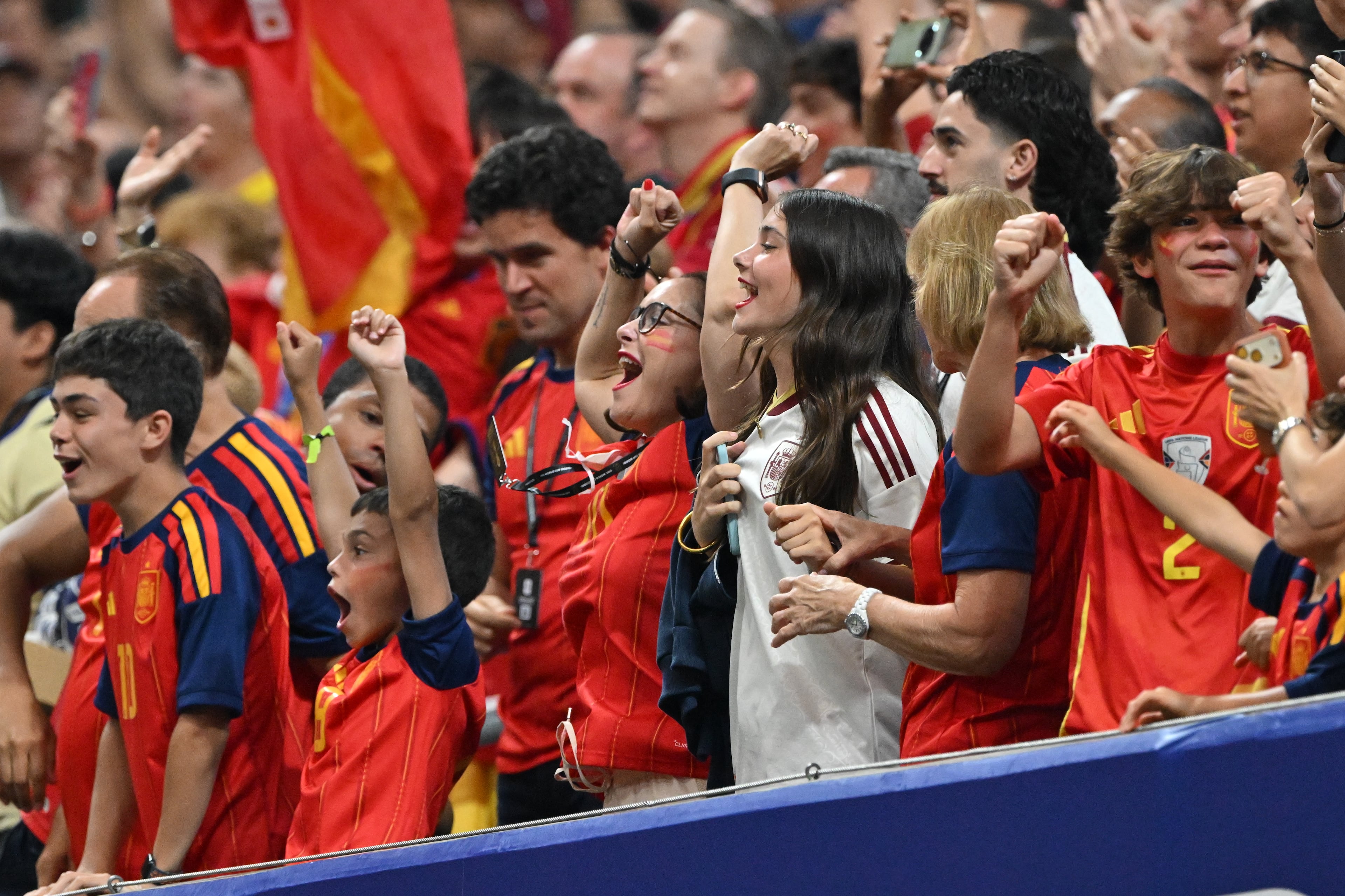Fans of Spain celebrate Lamine Yamal's goal during the first half of the Spain vs. Saudi Arabia World Cup match Sunday, June 21, 2026, at Atlanta Stadium. (Hyosub Shin/AJC)