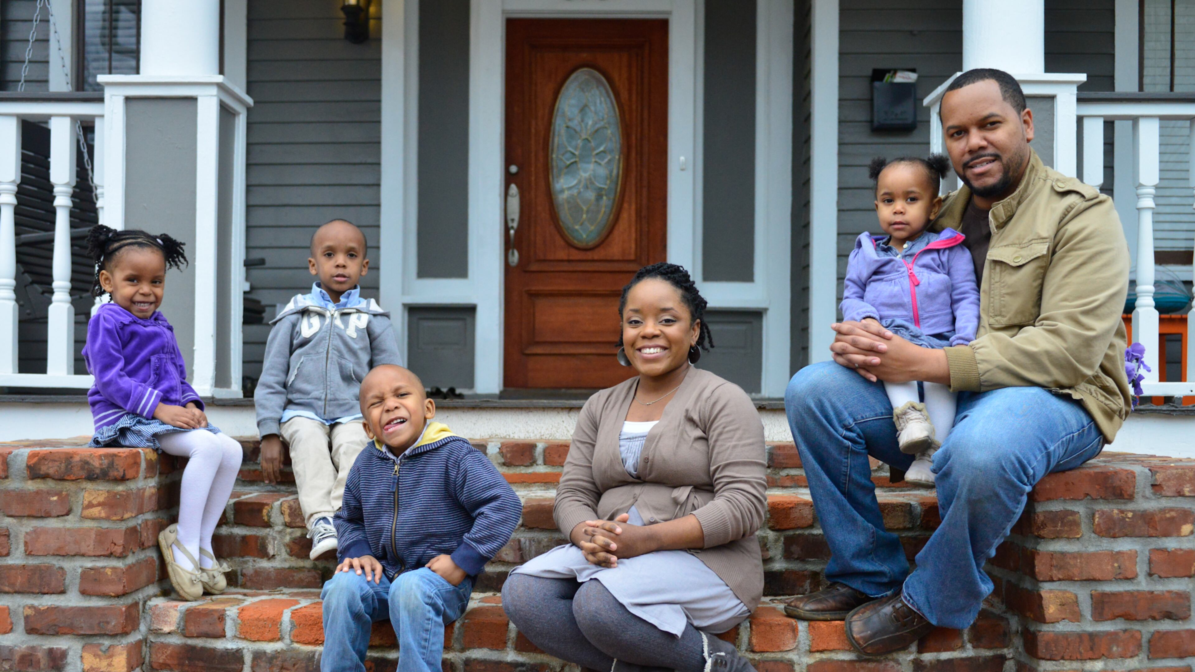 092712 Atlanta,GA: Amanda and Richard Mullen(cq) sit with their children (l to r)Amaya(purple shirt-age 3),Micah(Gap shirt-age 5), Jaeden(age 4) and Aaliya(ca-age 1) in front of their Atlanta,GA home. (Christopher Oquendo/Special)