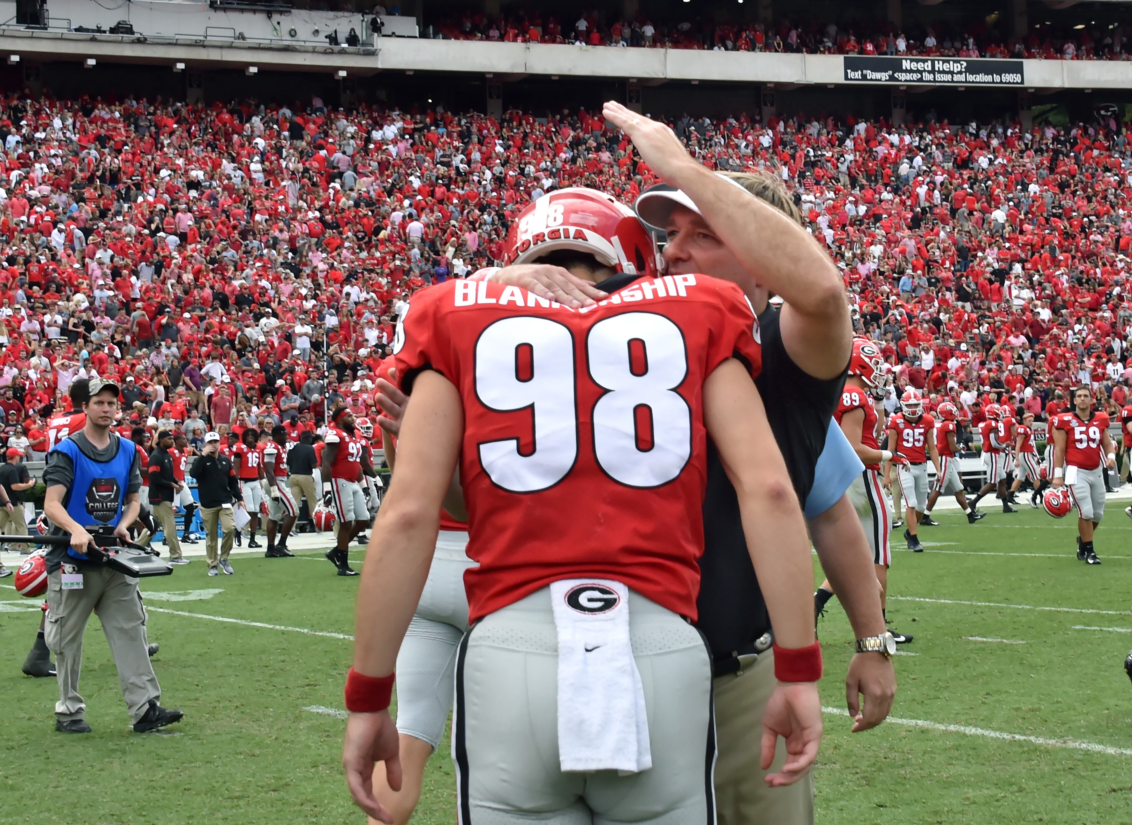 Georgia head coach Kirby Smart comforts Rodrigo Blankenship after he missed a field goal. (Hyosub Shin / Hyosub.Shin@ajc.com)