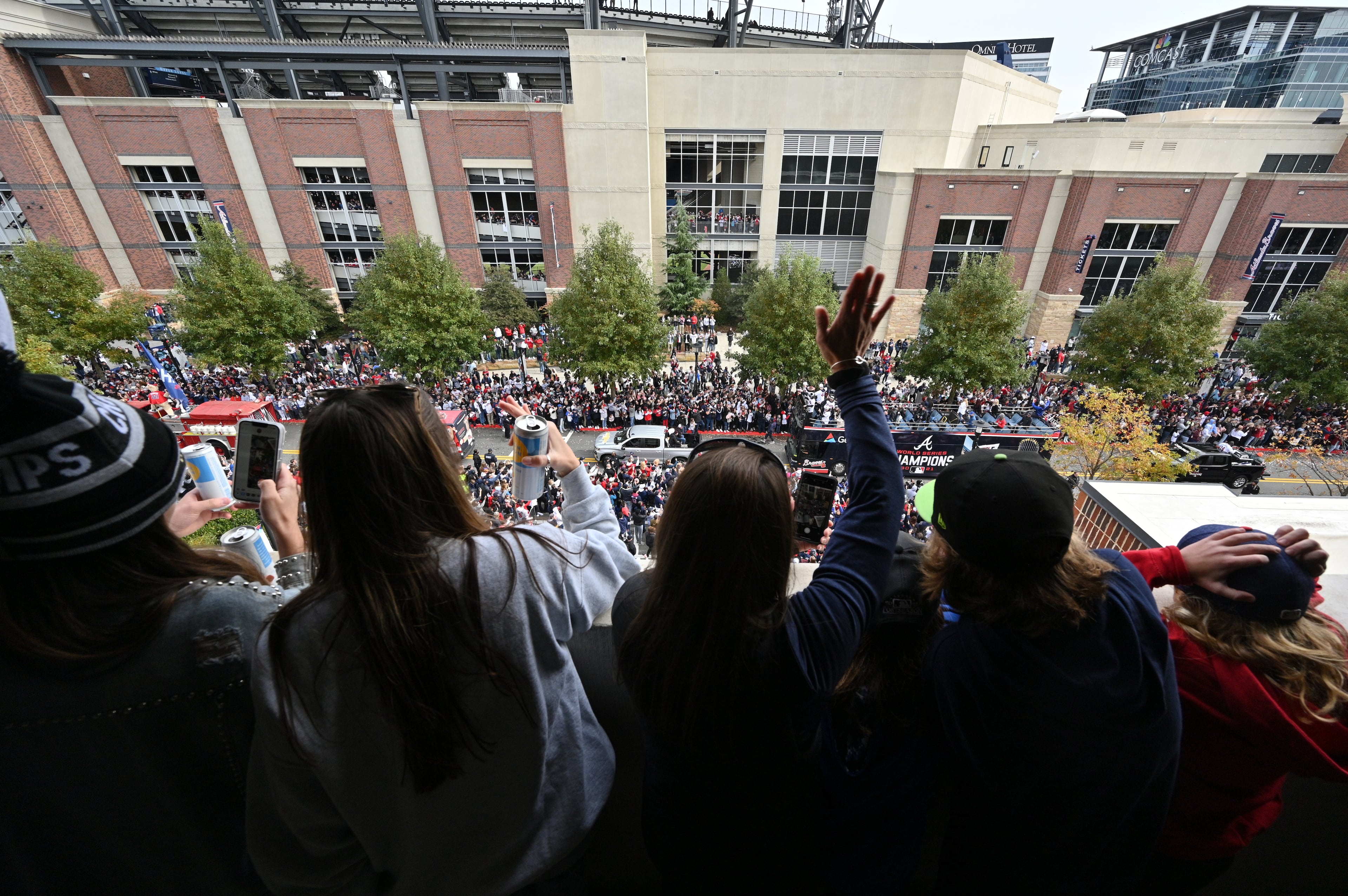 November 5, 2021 Atlanta - Braves and fans celebrate the team's World Series win during the parade at the Battery Atlanta on Friday, November 5, 2021. Atlanta is partying on Friday like it’s 1995, the last time the Atlanta Braves were World Series champions. The Atlanta Journal-Constitution is offering live updates from the Braves parade route in downtown Atlanta, Cobb County and inside Truist Park. (Hyosub Shin / Hyosub.Shin@ajc.com)