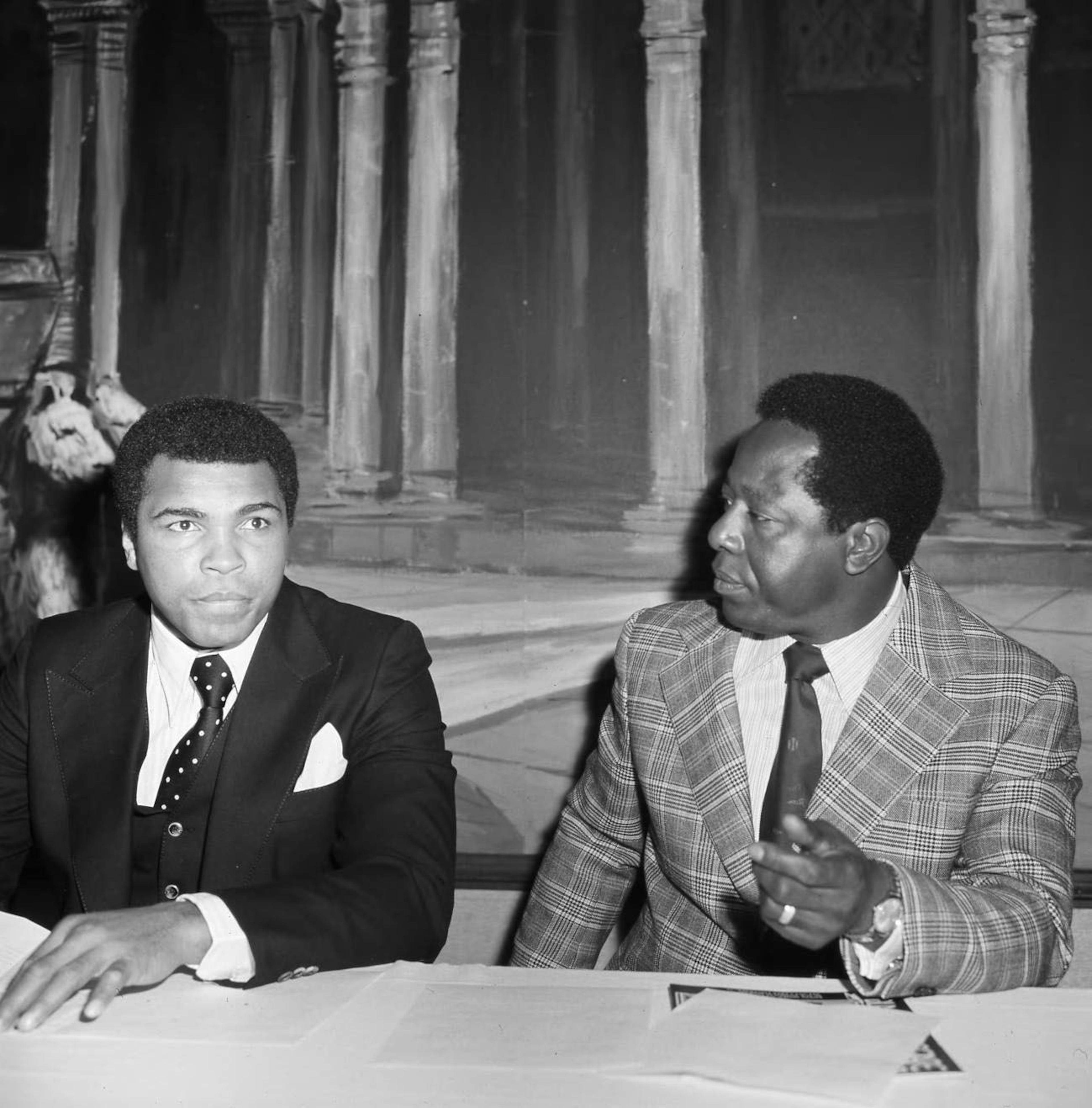 During the promotion tour for the 15-round, non-title fight in Atlanta, Muhammad Ali had some time for a public appearance with Braves slugger Hank Aaron.