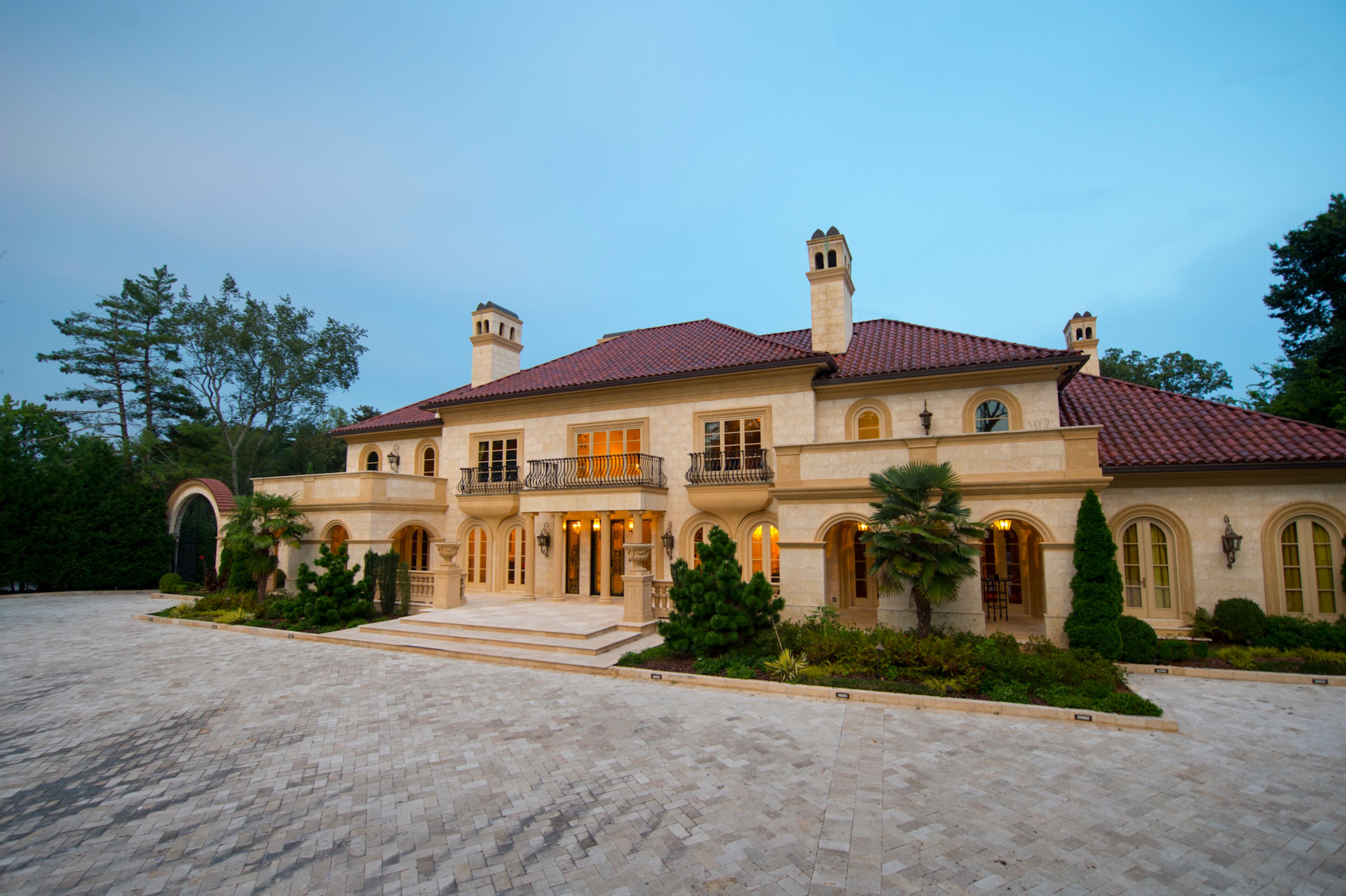 Got $19.9 million to spend on a house? Check out this 40,000-square-foot mansion off West Paces Ferry Road. The nine-bedroom, 15-bath home was featured in the movies "Zombieland" and "The Three Stooges." The estate also includes a library, gym, public rooms, a media room and a wine cellar. For more information, visit http://www.toptenrealestatedeals.com/homes/weekly-ten-best-home-deals/2013/9-24-2013/.