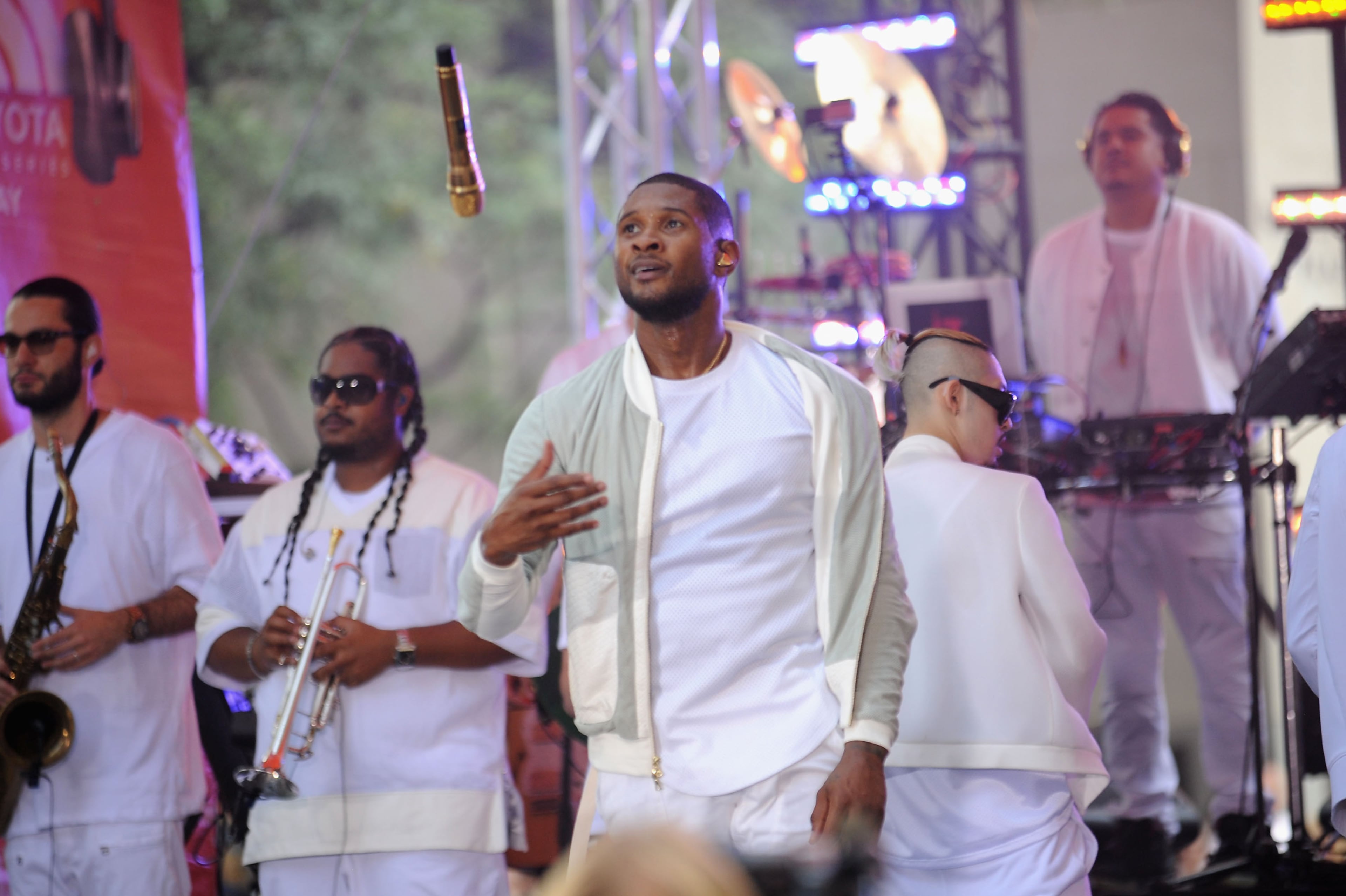 NEW YORK, NY - SEPTEMBER 05: Singer Usher performs on NBC's "Today" at the NBC's TODAY Show on September 5, 2014 in New York, New York. (Photo by Andrew Toth/Getty Images)