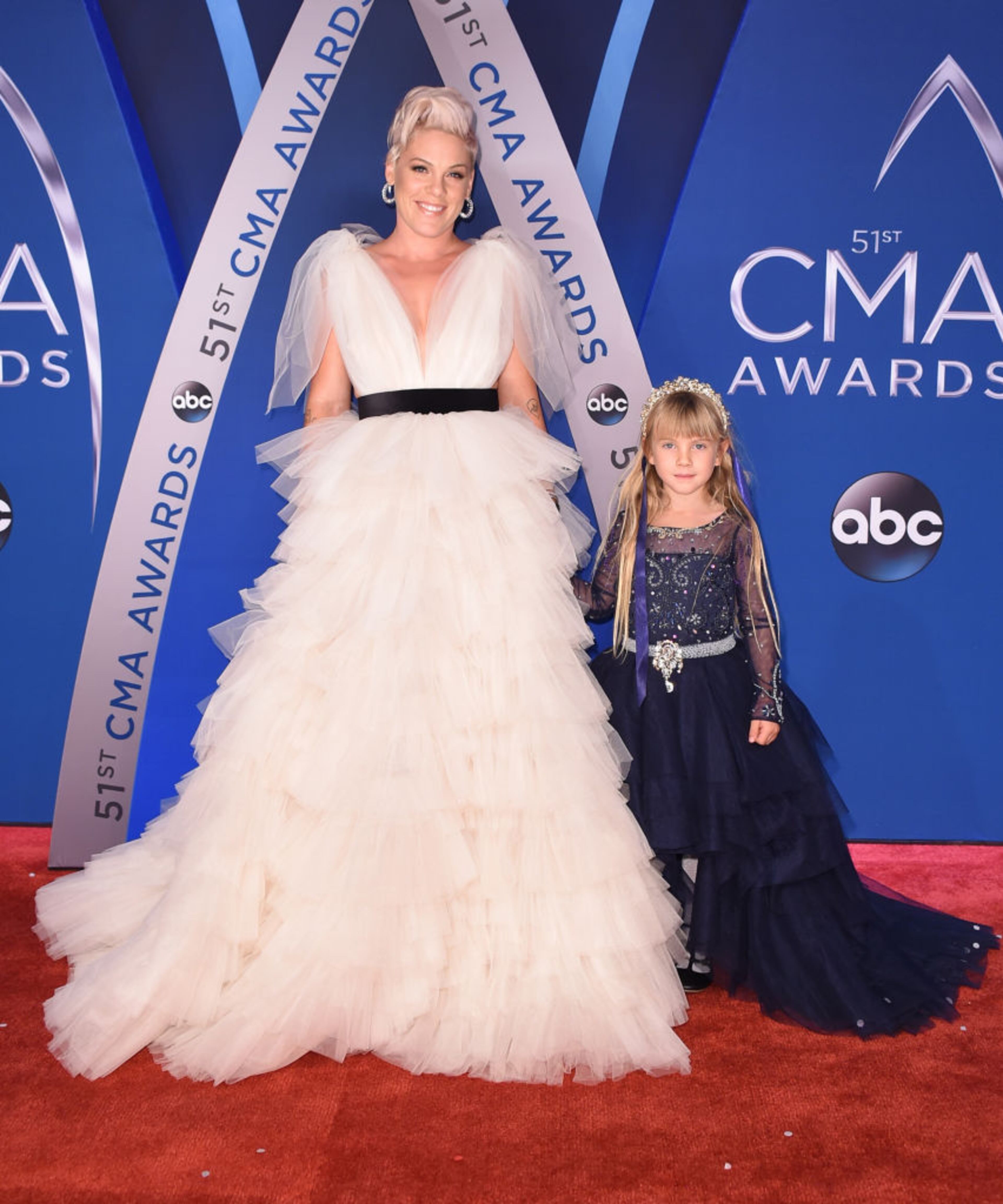 NASHVILLE, TN - NOVEMBER 08: Willow Sage Hart (R) and singer-songwriter Pink (L) attend the 51st annual CMA Awards at the Bridgestone Arena on November 8, 2017 in Nashville, Tennessee. (Photo by Michael Loccisano/Getty Images)