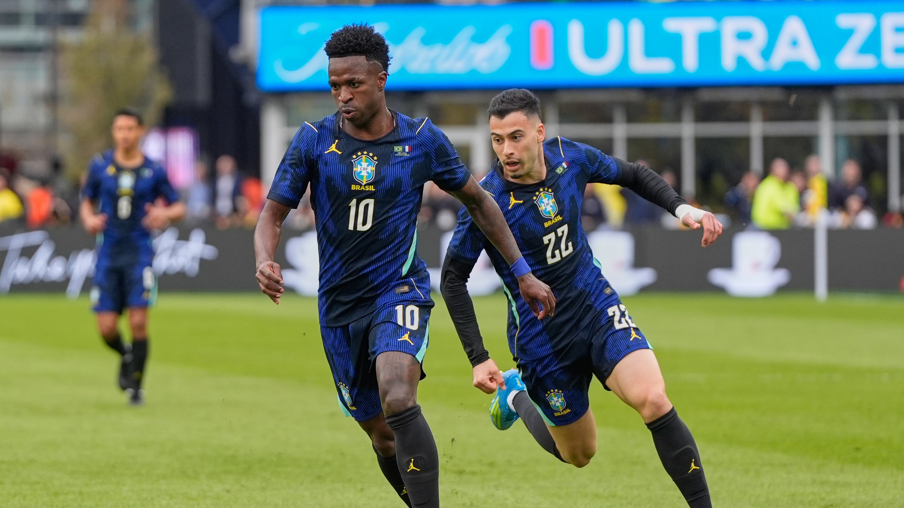 Brazil's Vinicius Junior, front, supported by Brazil's Gabriel Martinelli in action during the international friendly soccer match between Brazil and France in Foxborough, Mass, Thursday, March 26, 2026. (AP Photo/Charles Krupa)