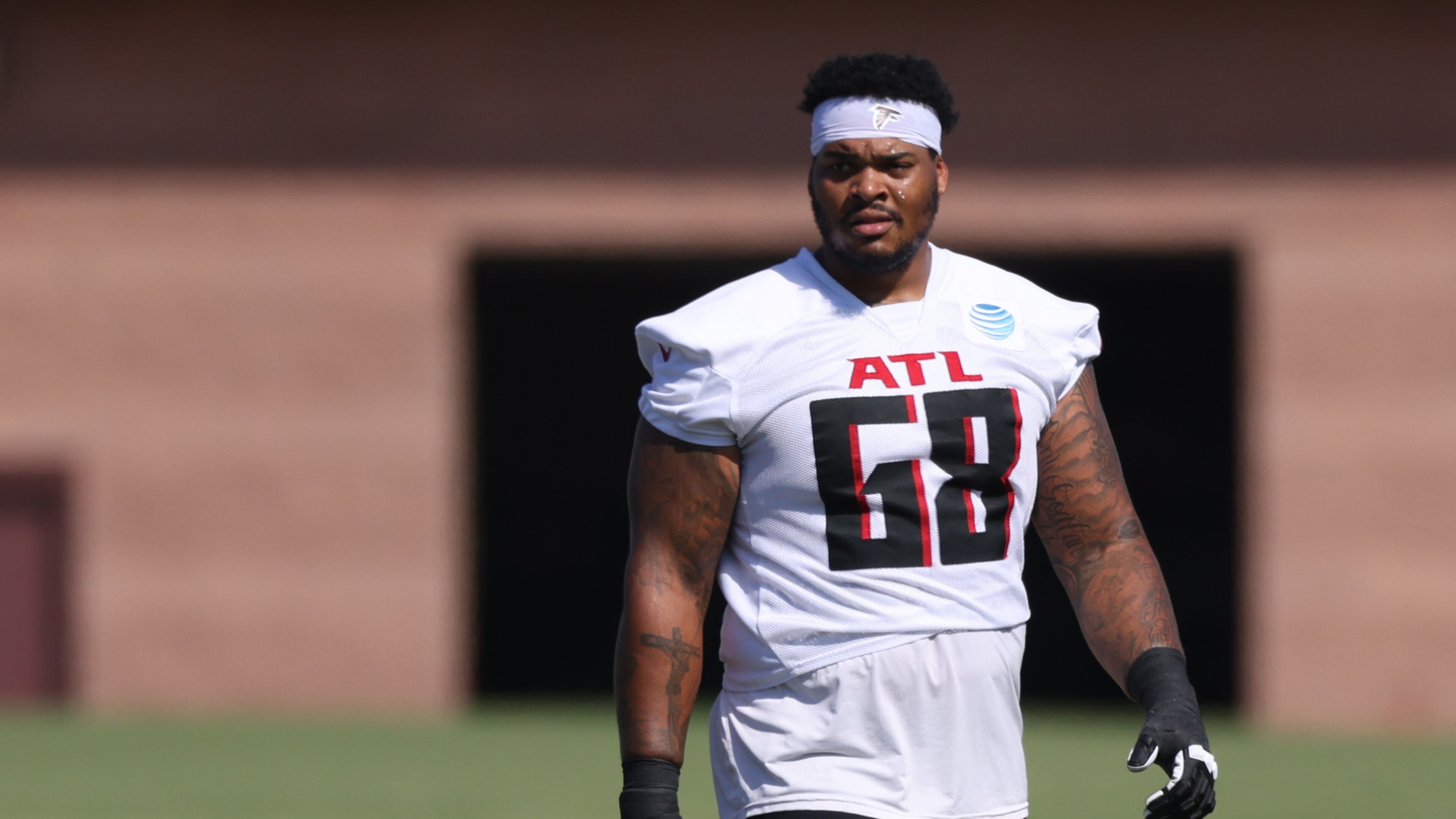 Offensive lineman Elijah Wilkinson, here at training camp with the Falcons in 2022, played with the Cardinals in 2023 before returning to Atlanta before the 2024 season. Wilkinson is expected to be the starter at right tackle in the Falcons' season opener against the Buccaneers. (Jason Getz / AJC)