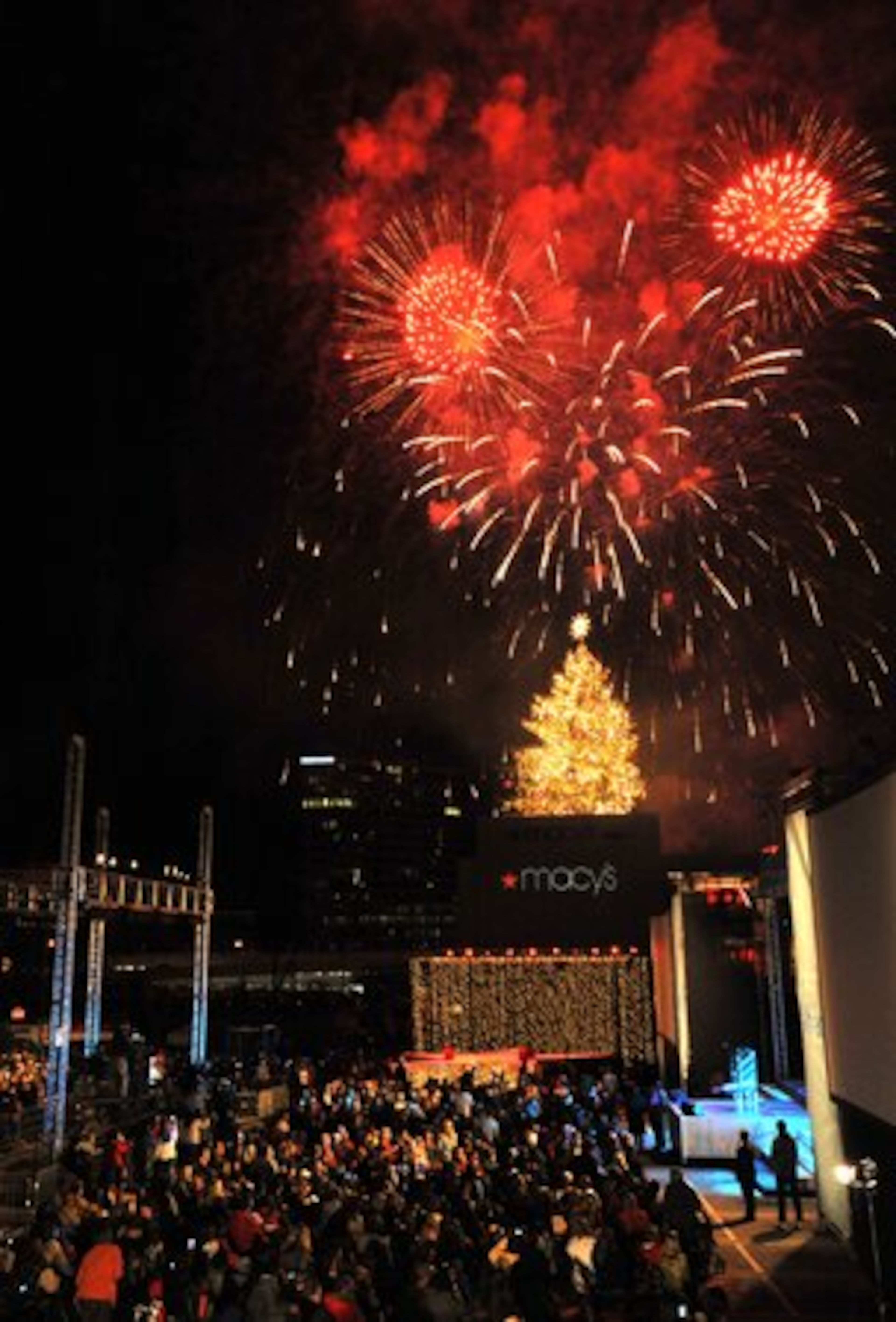 The tree will have 50 flashing strobe lights, 400 internally lit ornaments, 4,000 11-watt bulbs and will be topped with a spectacular color changing Macy's star.