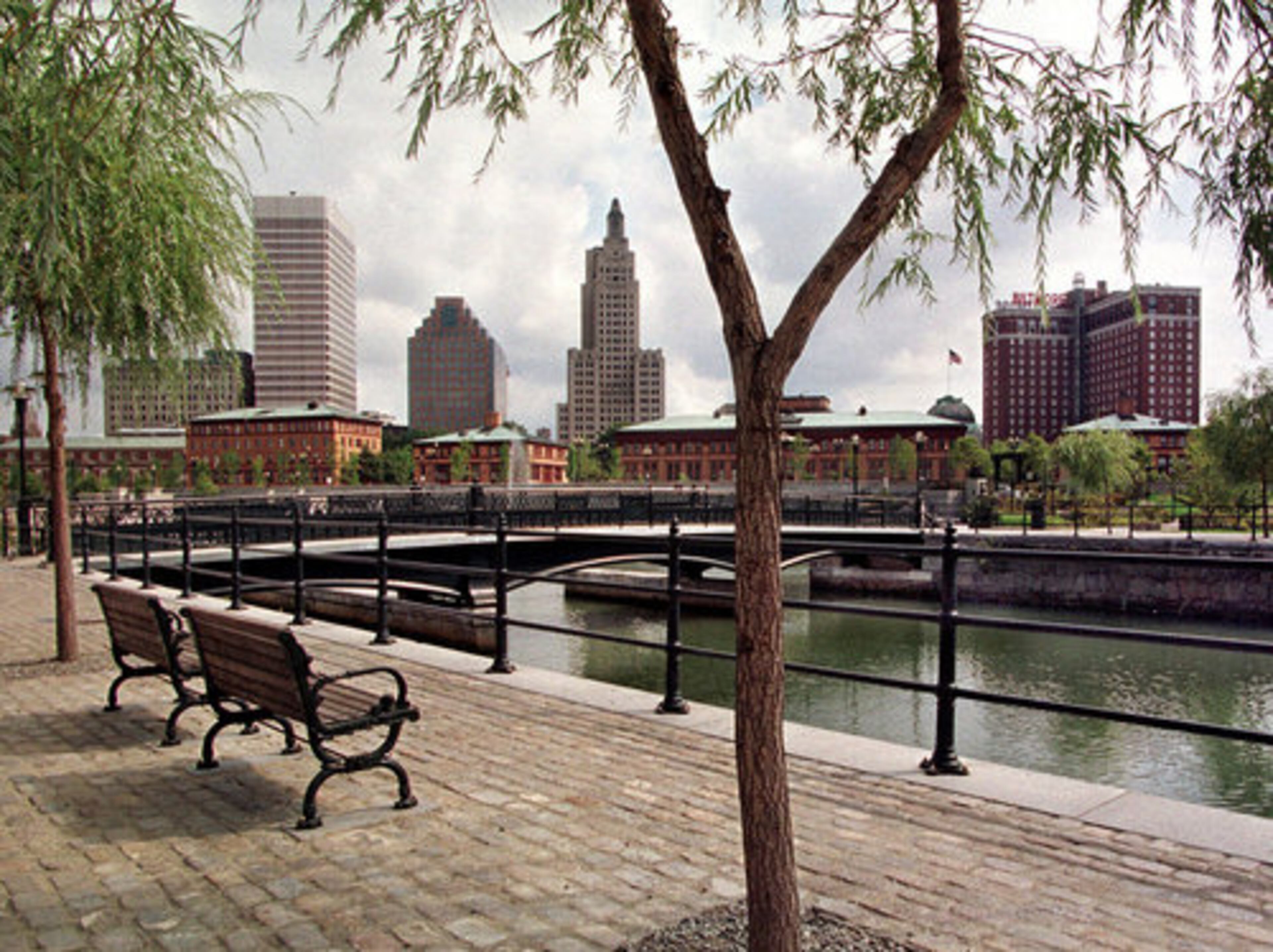 Waterplace Park and Riverwalk, with its iron bridges and walkways, and a gondola that takes tourists for rides, makes the area somewhat reminiscent of Venice.
