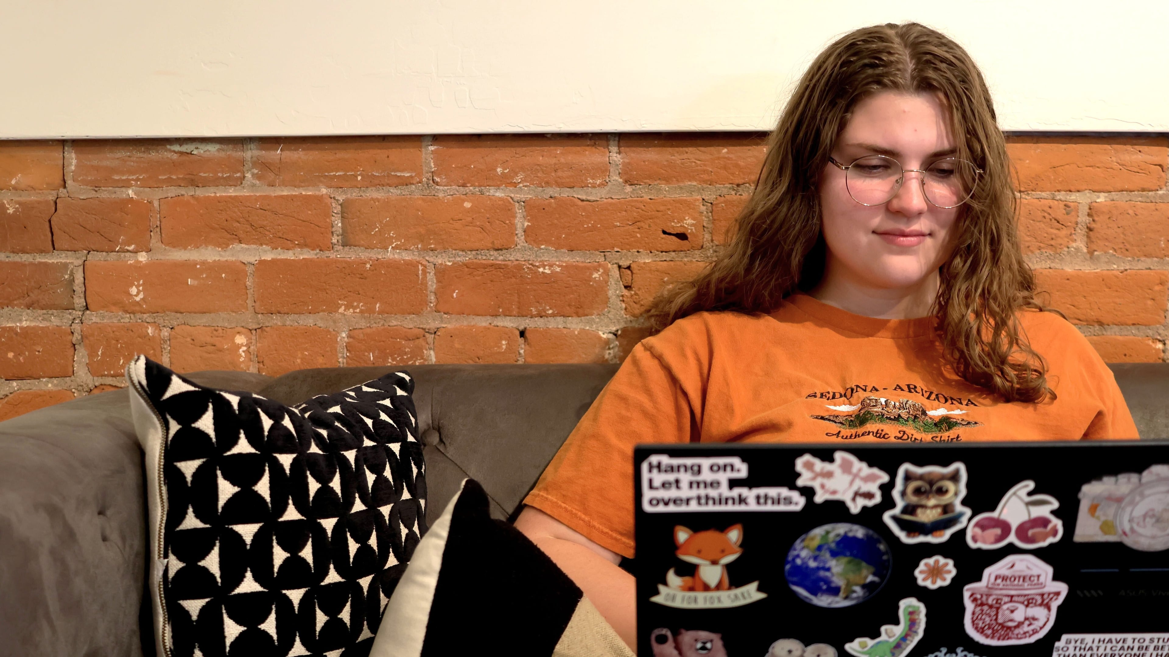 Zoe Lloyd, a 21-year-old student at Northern Arizona University, works from her laptop at Sosta in Flagstaff, Ariz., on Monday, April 20 2026. (AP Photo/Cheyanne Mumphrey)