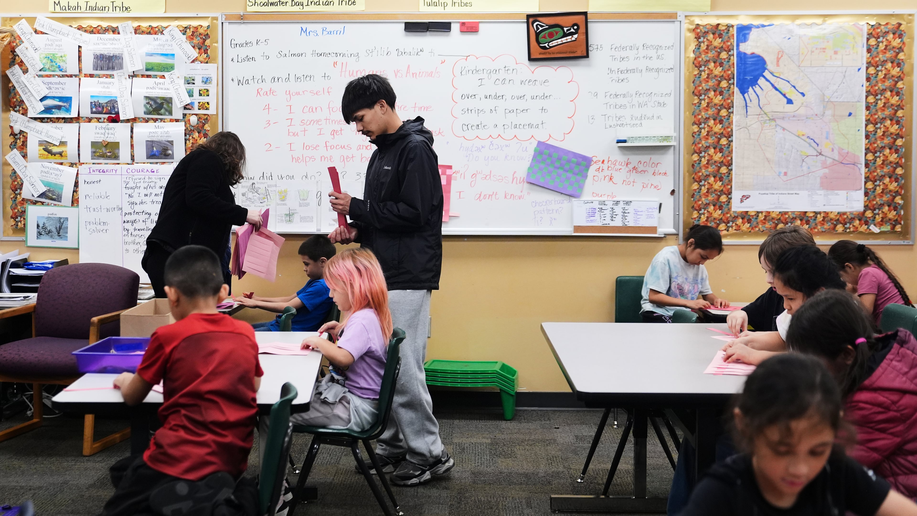 Chief Leschi Schools senior Gerald Dillon, 18, helps during a weaving exercise in a culture class for second graders as he serves as a teaching assistant through the school's career and technical education program, Wednesday, March 18, 2026, at Chief Leschi Schools in Puyallup, Wash. (AP Photo/Lindsey Wasson)
