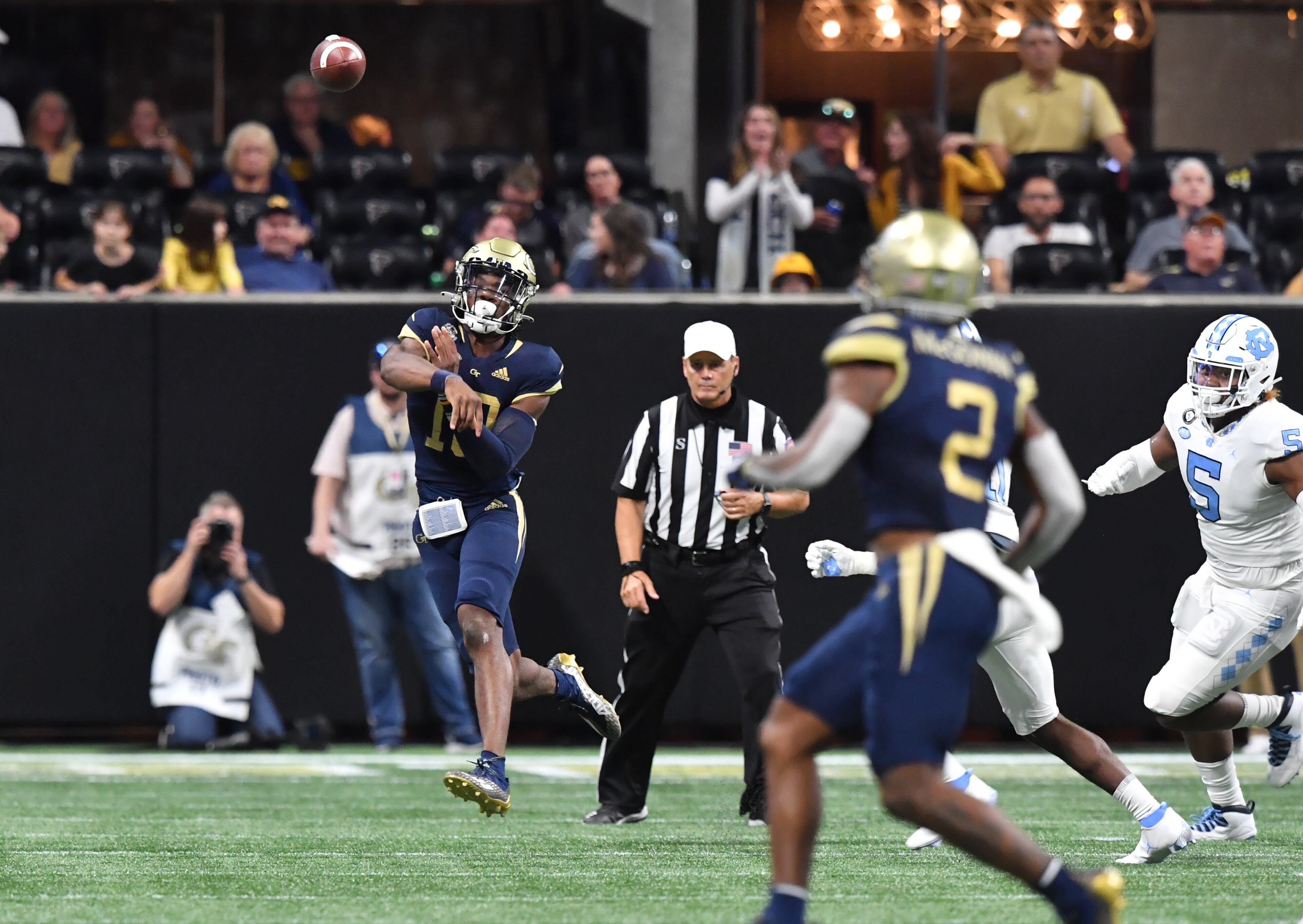 Georgia Tech's quarterback Jeff Sims (10) gets off a pass to wide receiver Kyric McGowan (2). (Hyosub Shin / Hyosub.Shin@ajc.com)