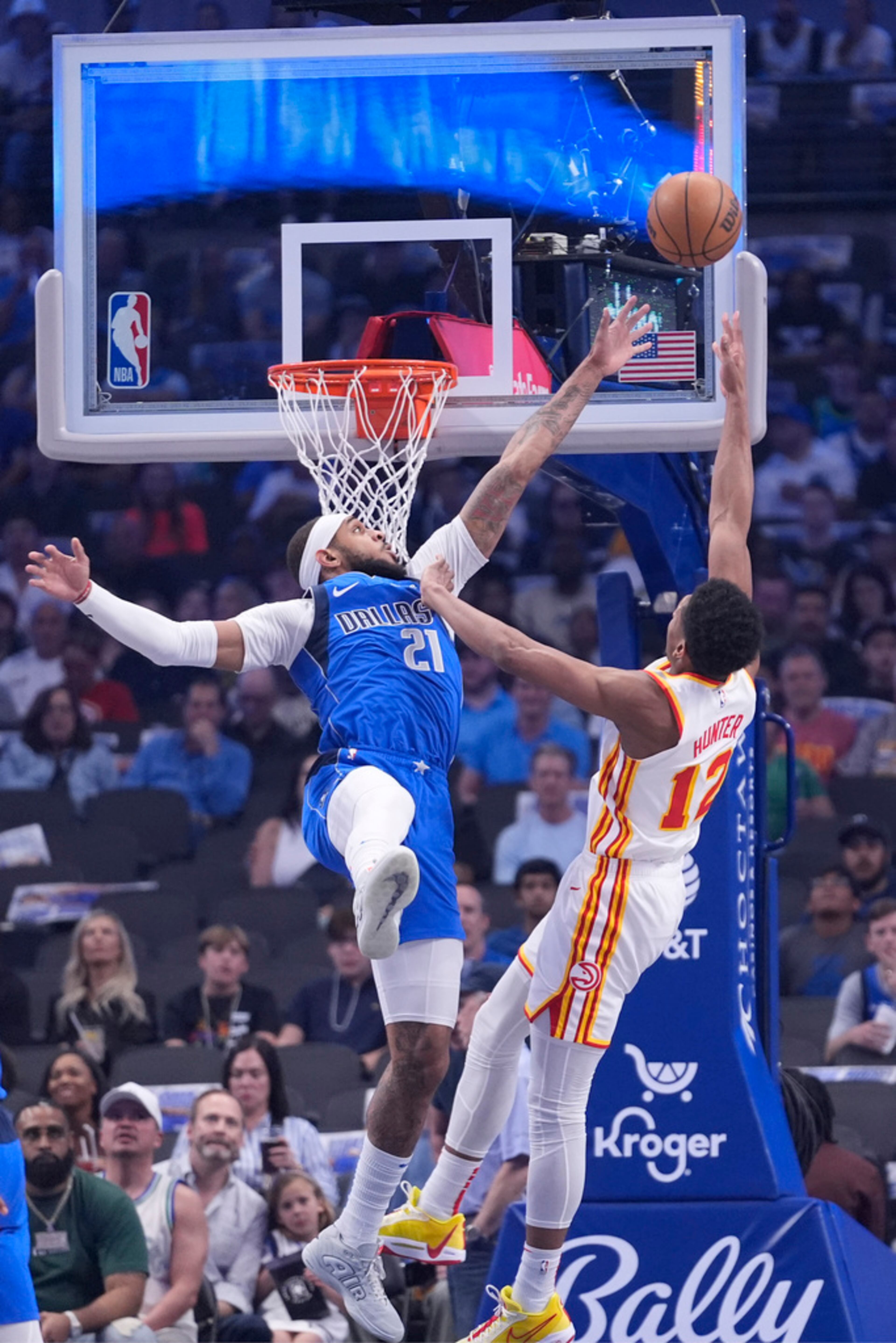 Atlanta Hawks forward De'Andre Hunter (12) shoots against Dallas Mavericks center Daniel Gafford (21) during the first half of an NBA basketball game in Dallas, Thursday, April 4, 2024. (AP Photo/LM Otero)