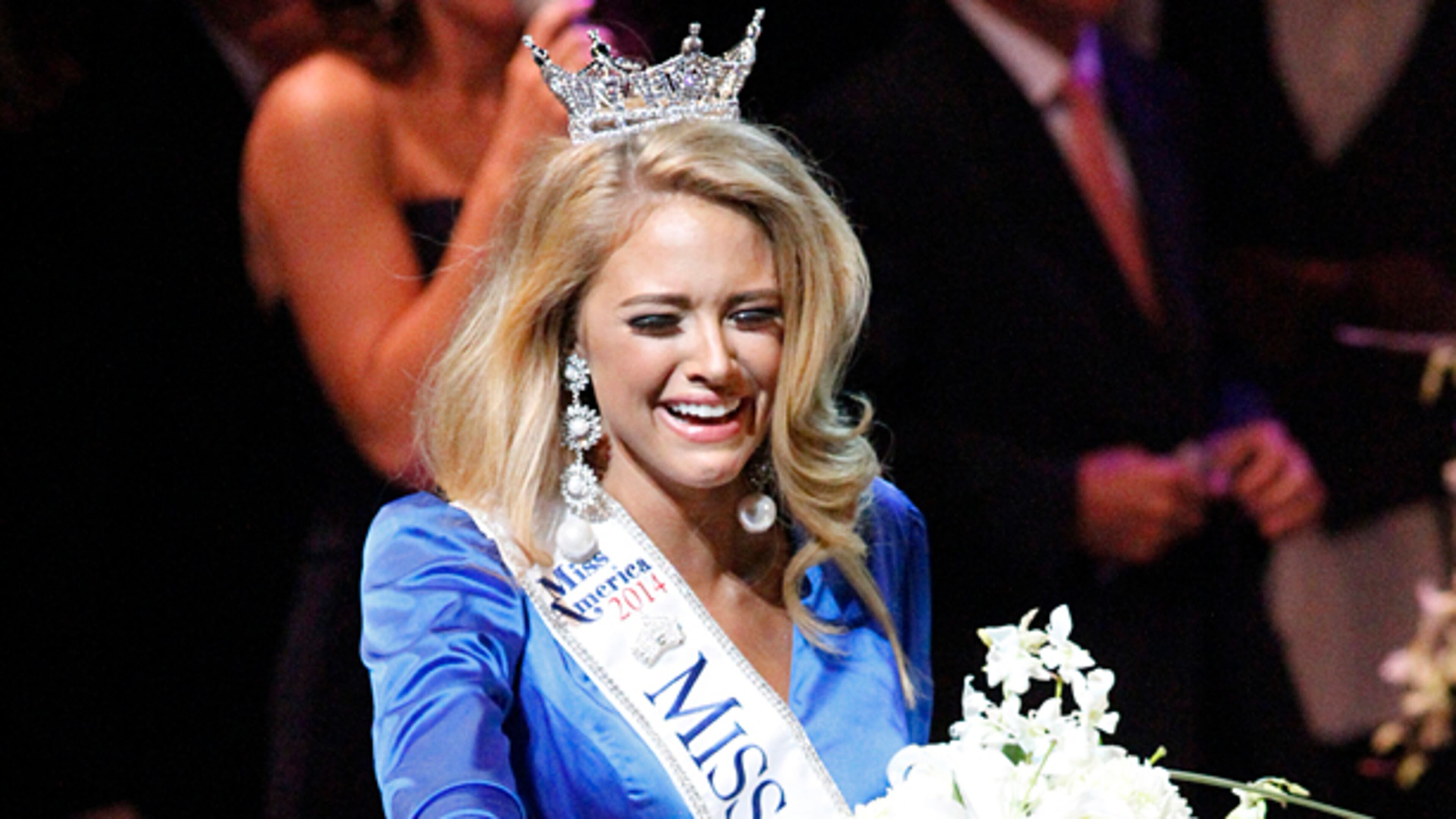 Miss Capital City Maggie Bridges is crowned Miss Georgia 2014 at the RiverCenter for the Performing Arts in Columbus, Ga., Saturday, June 21, 2014. (AP Photo/The Ledger-Enquirer, Robin Trimarchi)