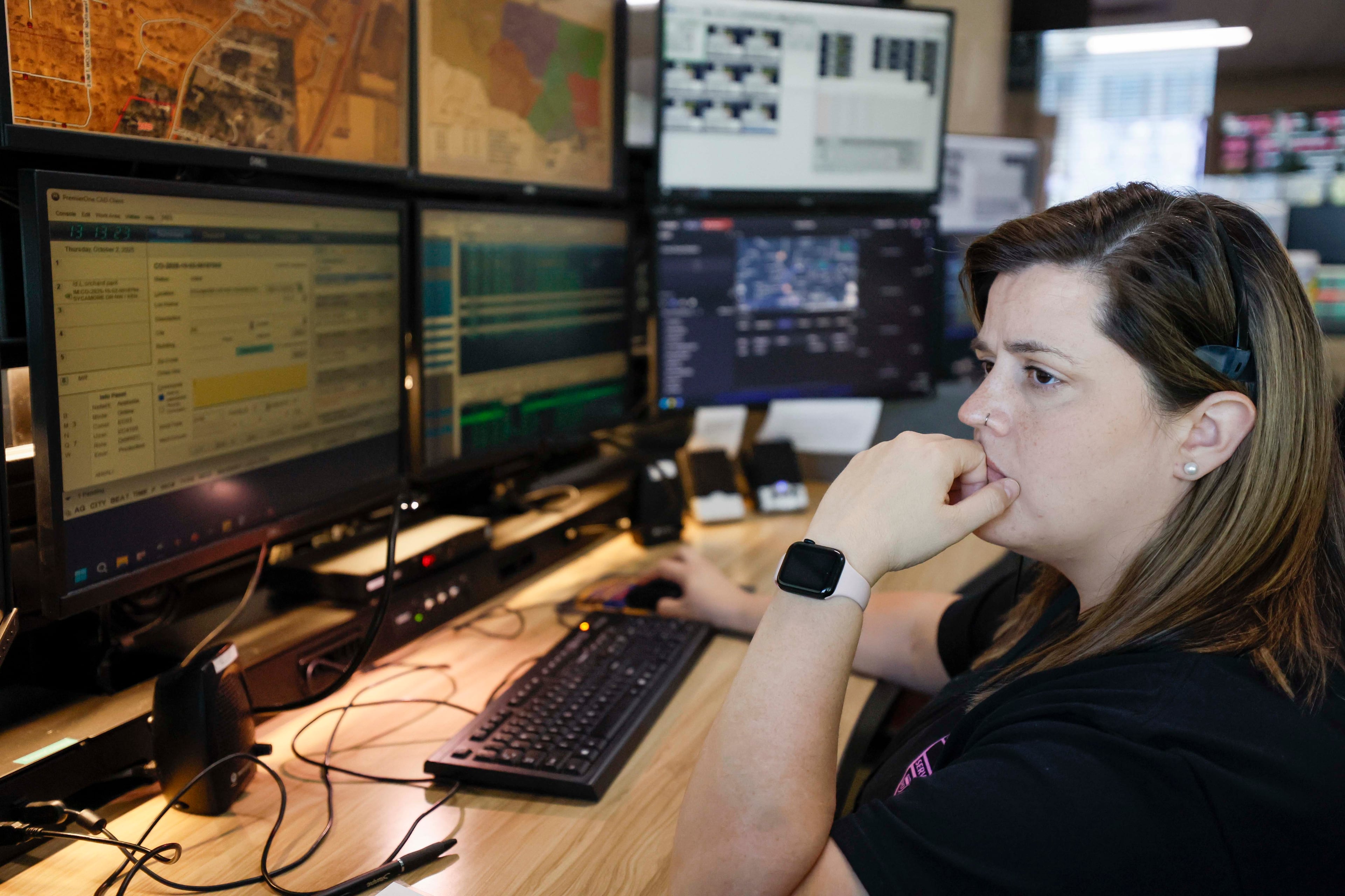 Emergency communication officer Julianna Shetterly keeps an eye on multiple screens Oct. 2, 2025. (Miguel Martinez/AJC)