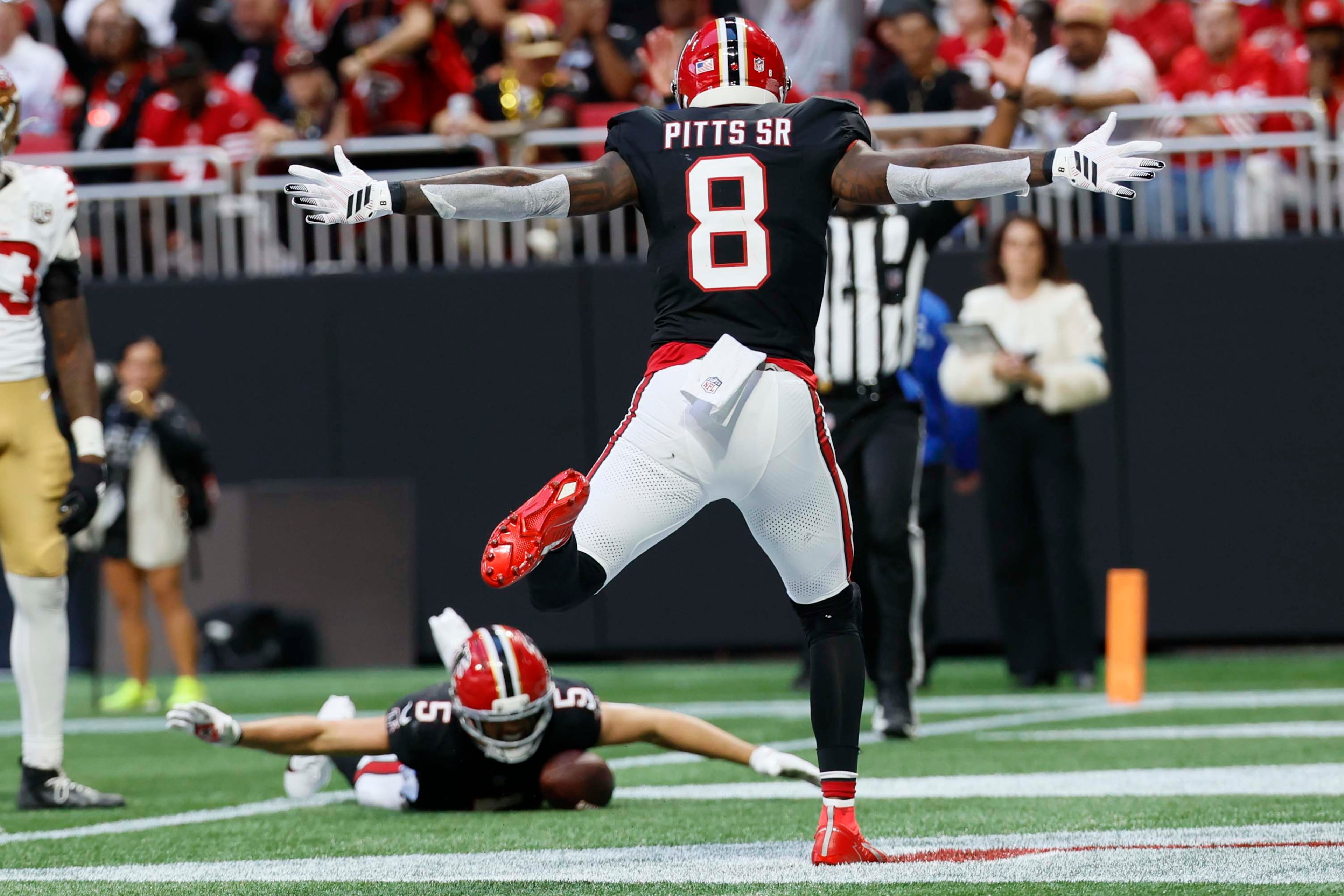 Atlanta Falcons tight end Kyle Pitts (8) rushes to celebrate with wide receiver Drake London (5) after London’s touchdown in the second half of a football game against the San Francisco 49ers at Mercedes-Benz Stadium in Atlanta, GA, on Sunday, Oct. 25, 2026. (Miguel Martinez/AJC)