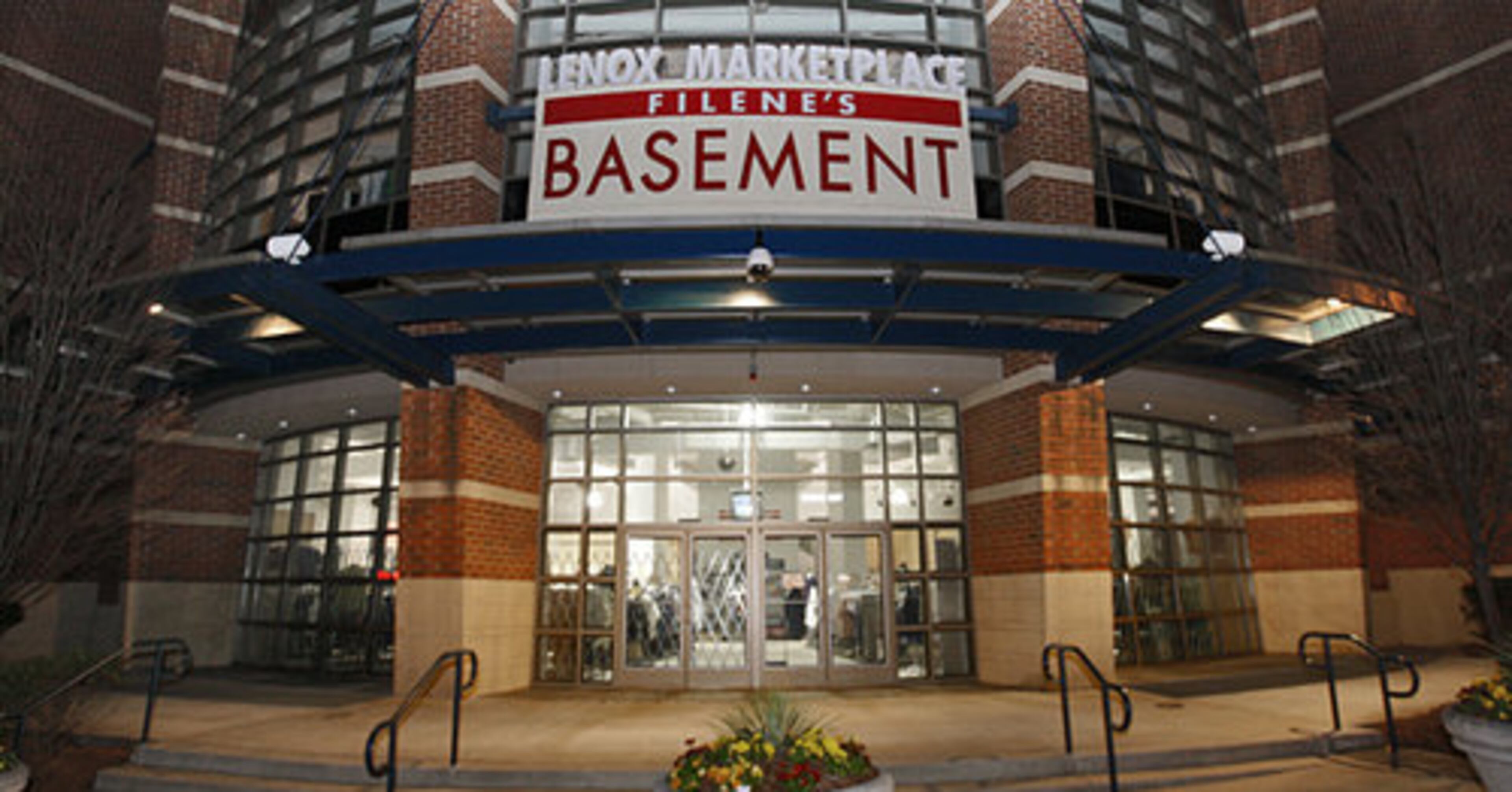 The thieves left in a silver or gray Dodge Neon or Stratus, police at the scene told the AJC.