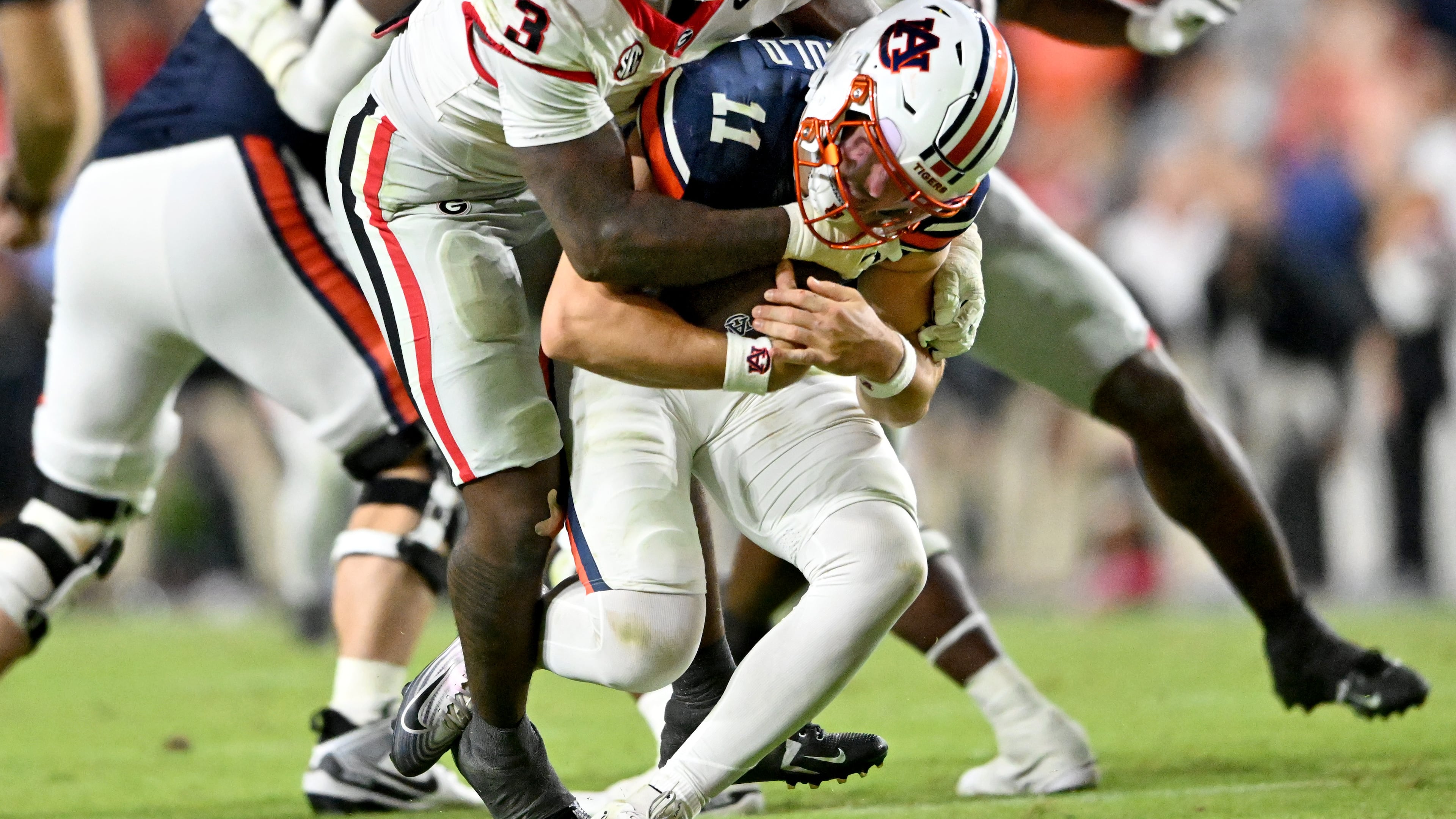 Auburn quarterback Jackson Arnold is sacked by Georgia linebacker CJ Allen during the second half of Saturday's game. Georgia won 20-10. (Hyosub Shin/AJC)