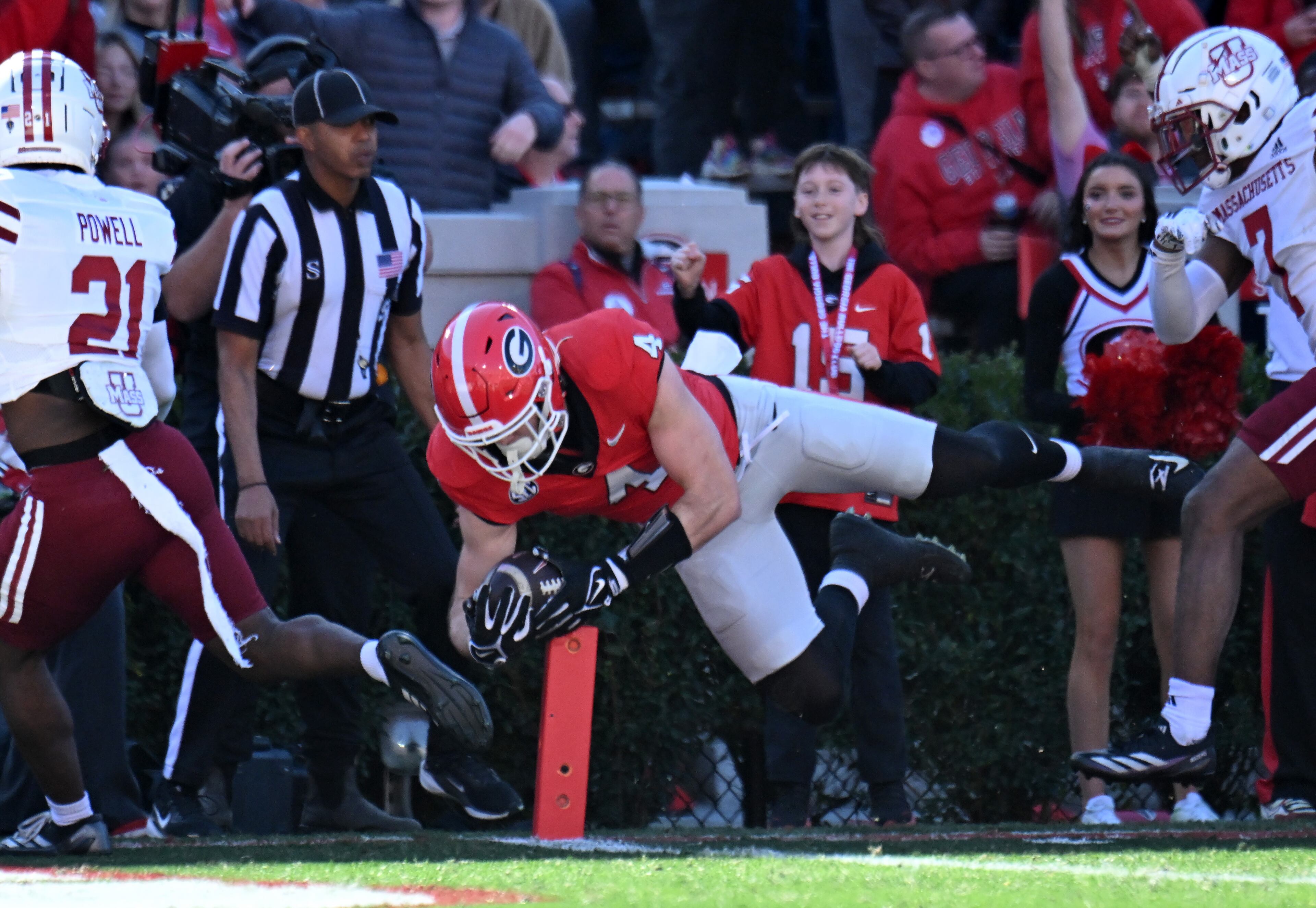 Georgia tight end Oscar Delp (4) dives into the end zone for a touchdown during the first half in an NCAA football game at Sanford Stadium, Saturday, November 23, 2024, in Athens. (Hyosub Shin / AJC)