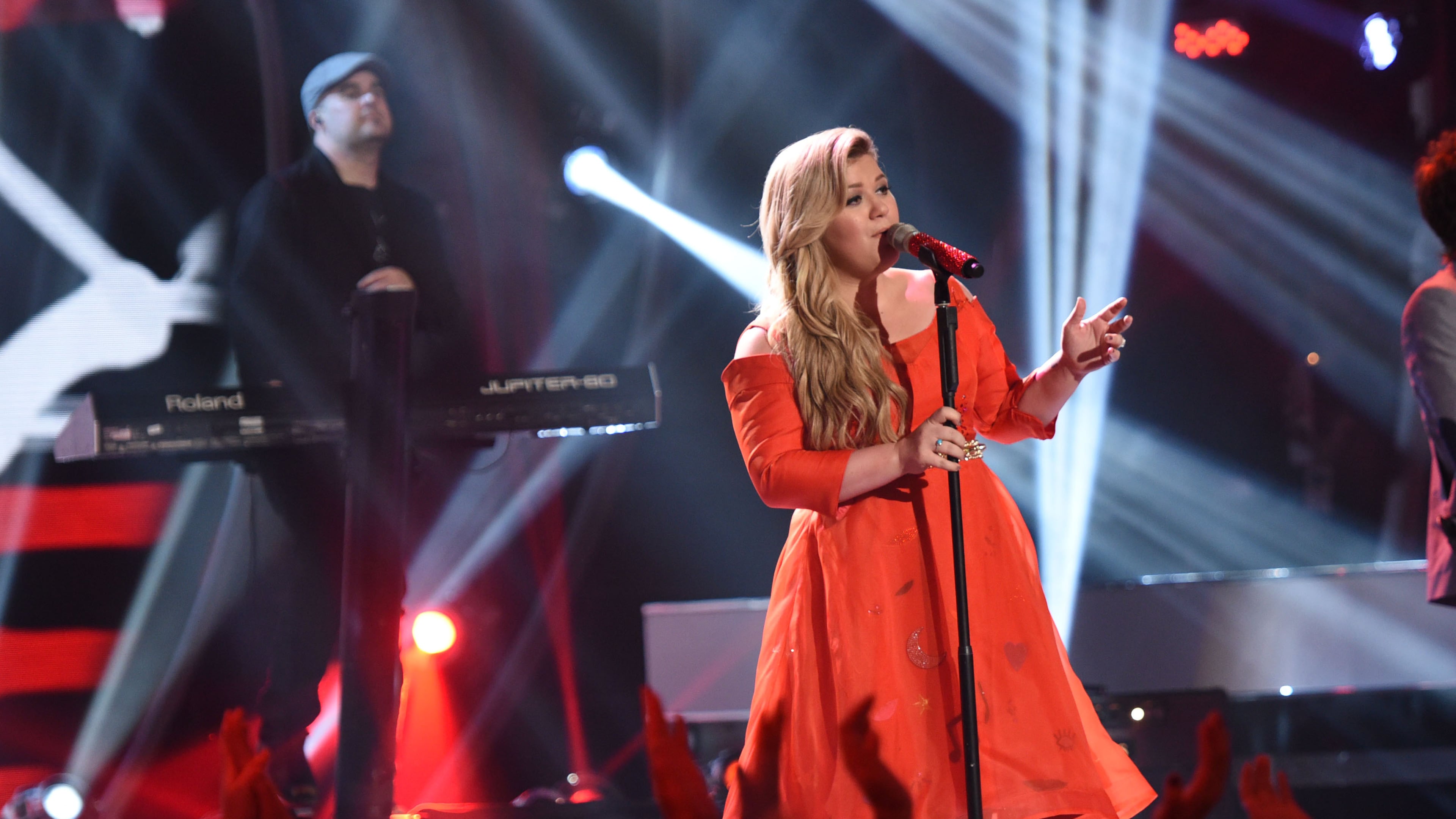 AMERICAN IDOL XIV: Kelly Clarkson performs on AMERICAN IDOL XIV airing Wednesday, April 1 (8:00-10:00 PM ET/PT) on FOX. CR: Michael Becker / FOX. © FOX BROADCASTING CO. This Image is embargoed until 10:00 PM PT. AMERICAN IDOL XIV: Kelly Clarkson performs on AMERICAN IDOL XIV airing Wednesday, April 1 (8:00-10:00 PM ET/PT) on FOX. CR: Michael Becker / FOX. © FOX BROADCASTING CO. This Image is embargoed until 10:00 PM PT.