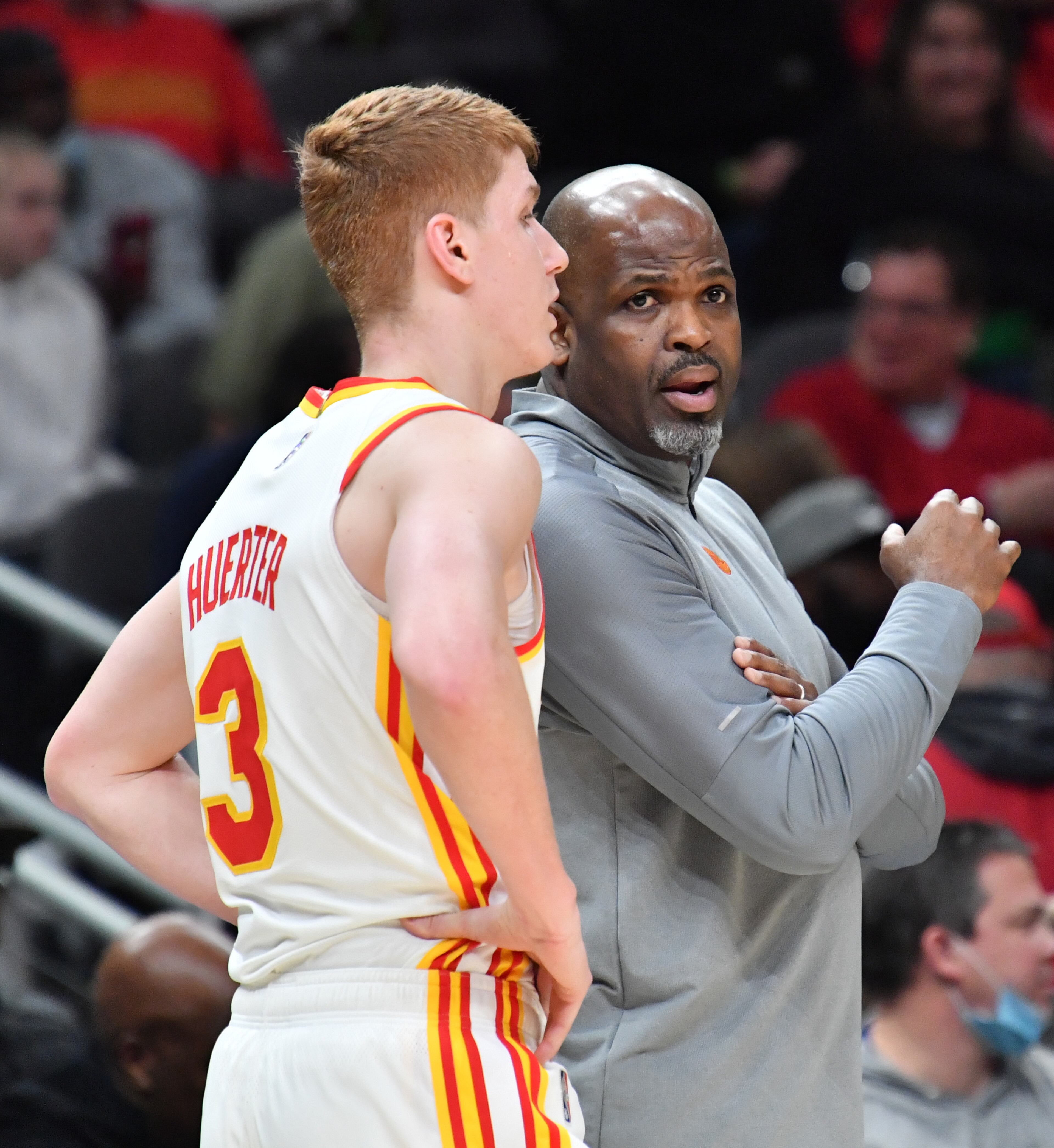 Hawks head coach Nate McMillan instructs guard Kevin Huerter (3) during the second half in an NBA basketball game at State Farm Arena on Friday, December 17, 2021. Denver Nuggets won 133-115 over Atlanta Hawks. (Hyosub Shin / Hyosub.Shin@ajc.com)