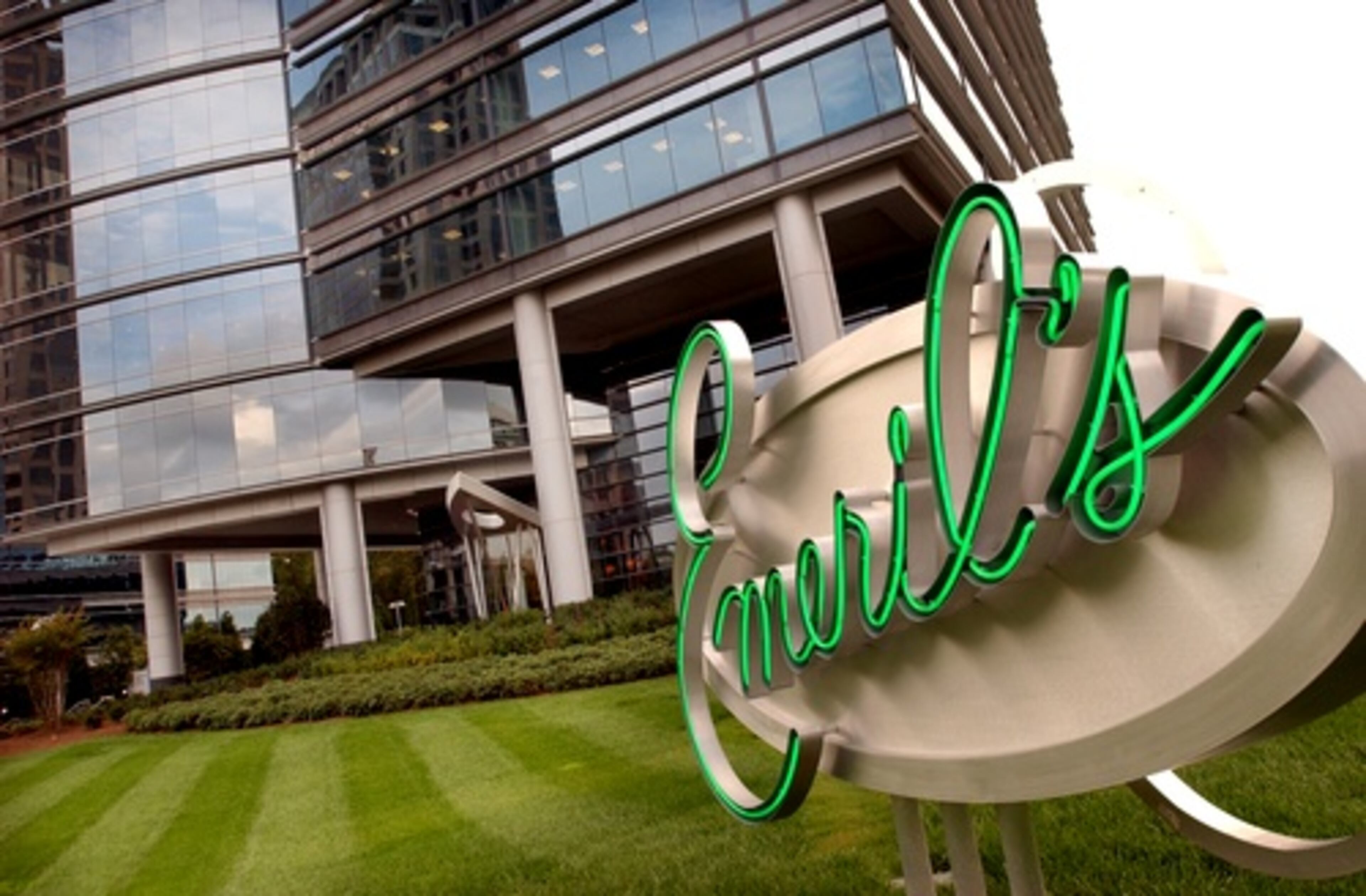 Food critics were unimpressed with the quality of the food, especially when compared to the flagship location in New Orleans.