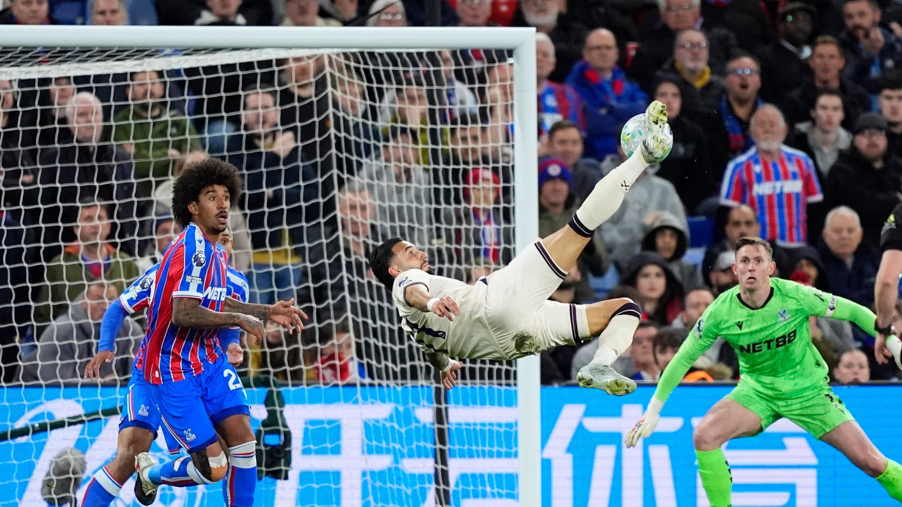 West Ham United's Taty Castellanos tries an overhead kick during the English Premier League soccer match between Crystal Palace and West Ham United in London, England, Monday, April 20, 2026. (Jordan Pettitt/PA via AP)