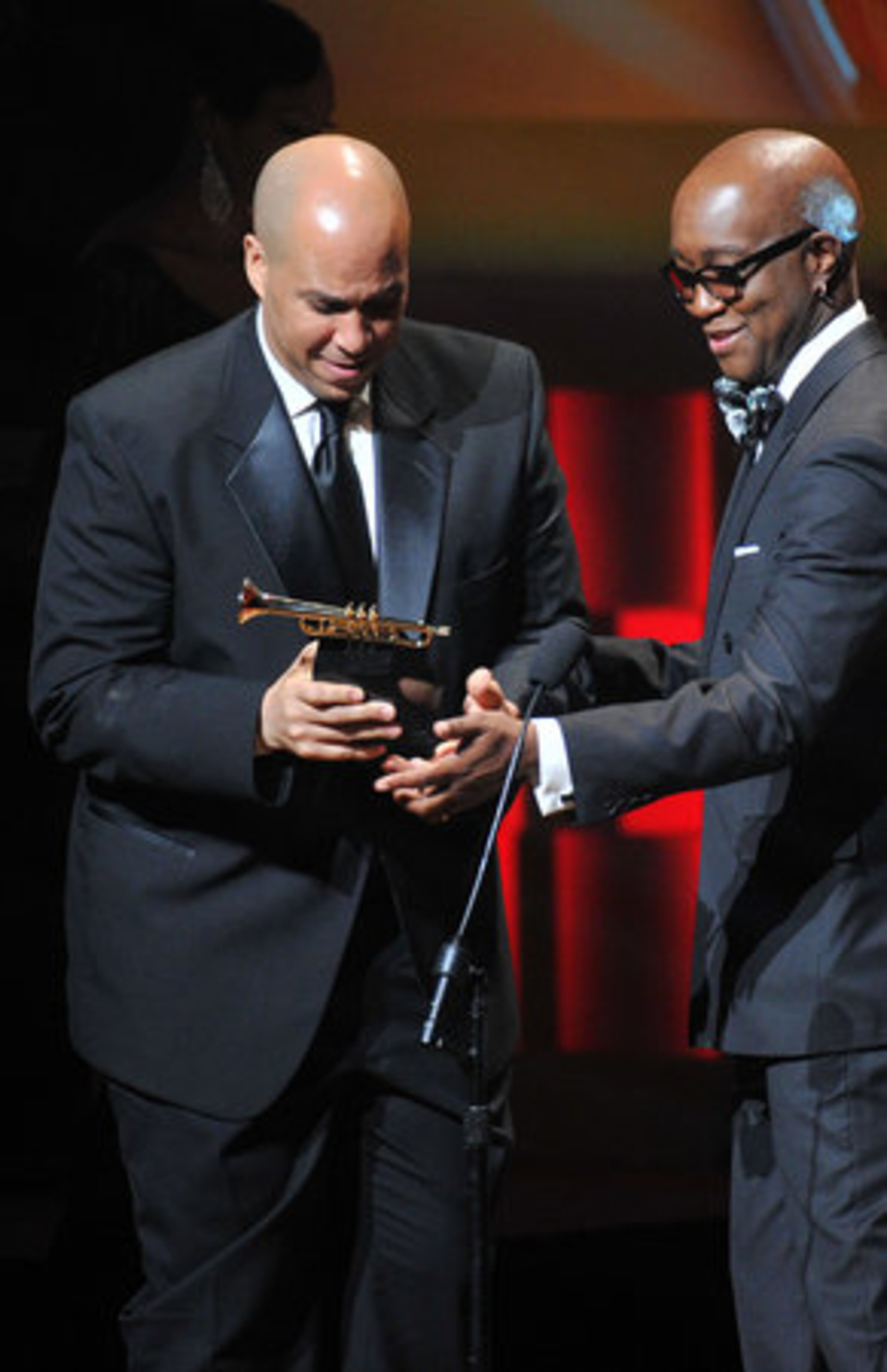Cory Booker, mayor of Newark, N.J. receives the Political Leadership Award from comedian Jonathan Slocumb.