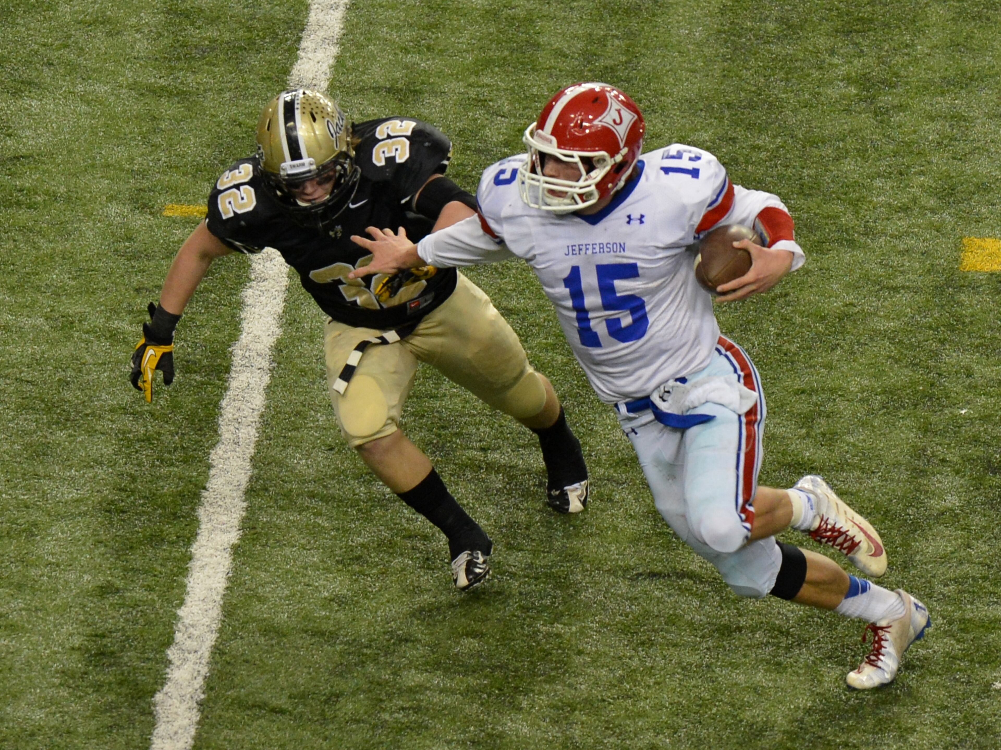 On this play, Shirreffs eludes the tackle attempt of Calhoun's Tristan Fuller.
