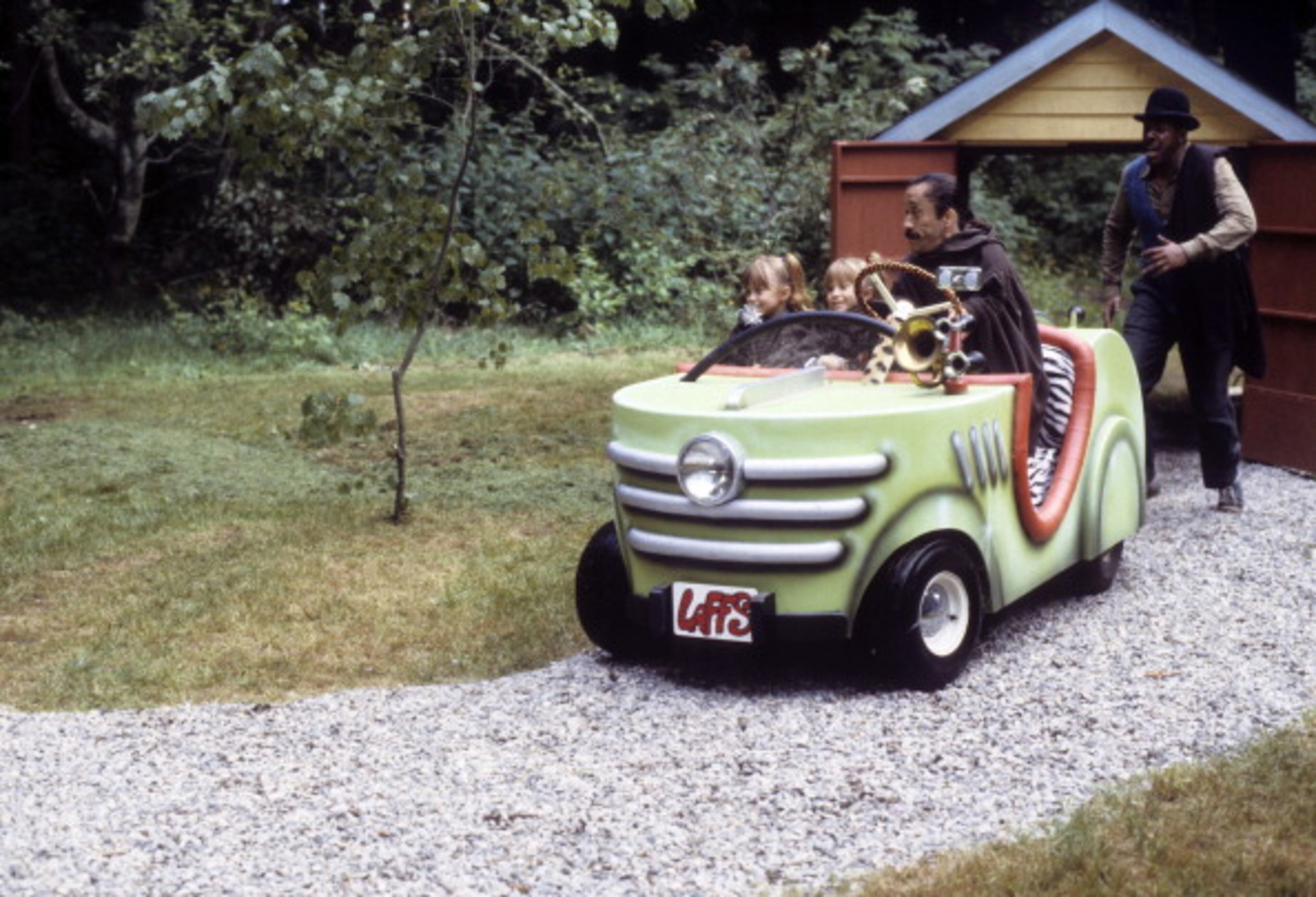 DOUBLE, DOUBLE, TOIL AND TROUBLE - Made-for-TV Movie - Airdate: October 30, 1993. (Photo by ABC Photo Archives/ABC via Getty Images) MARY-KATE AND ASHLEY OLSEN WITH PHIL FONDACARO (L) AND MESHACH TAYLOR