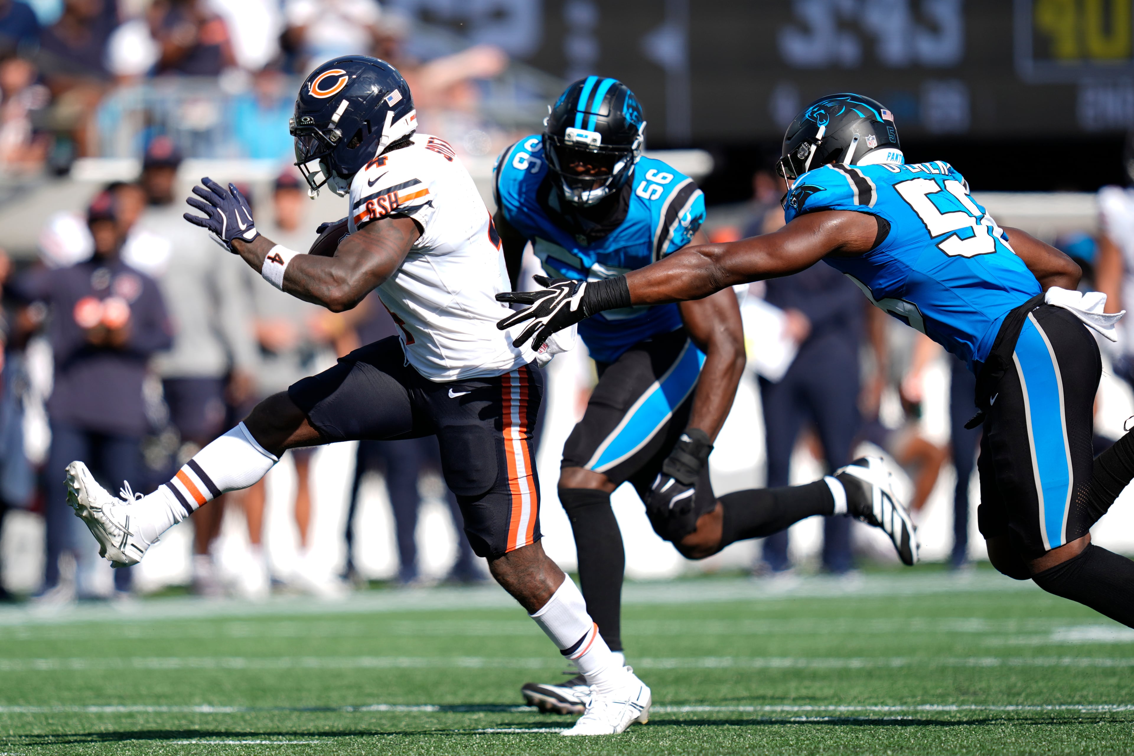 Bears running back D'Andre Swift dodges Panthers defenders in Week 1. (Erik Verduzco/AP)