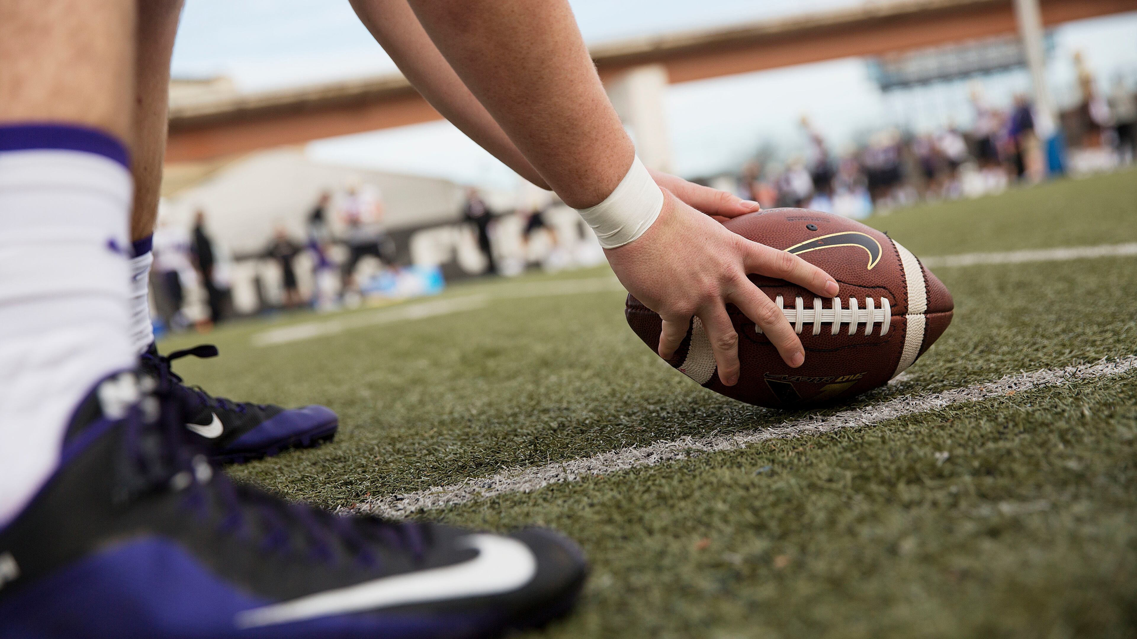 Washington long snapper A.J. Carty runs a drill during a Peach Bowl NCAA college football practice in Atlanta, Wednesday, Dec. 28, 2016. Alabama and Washington will face off in the Peach Bowl football game Saturday. (AP Photo/David Goldman)