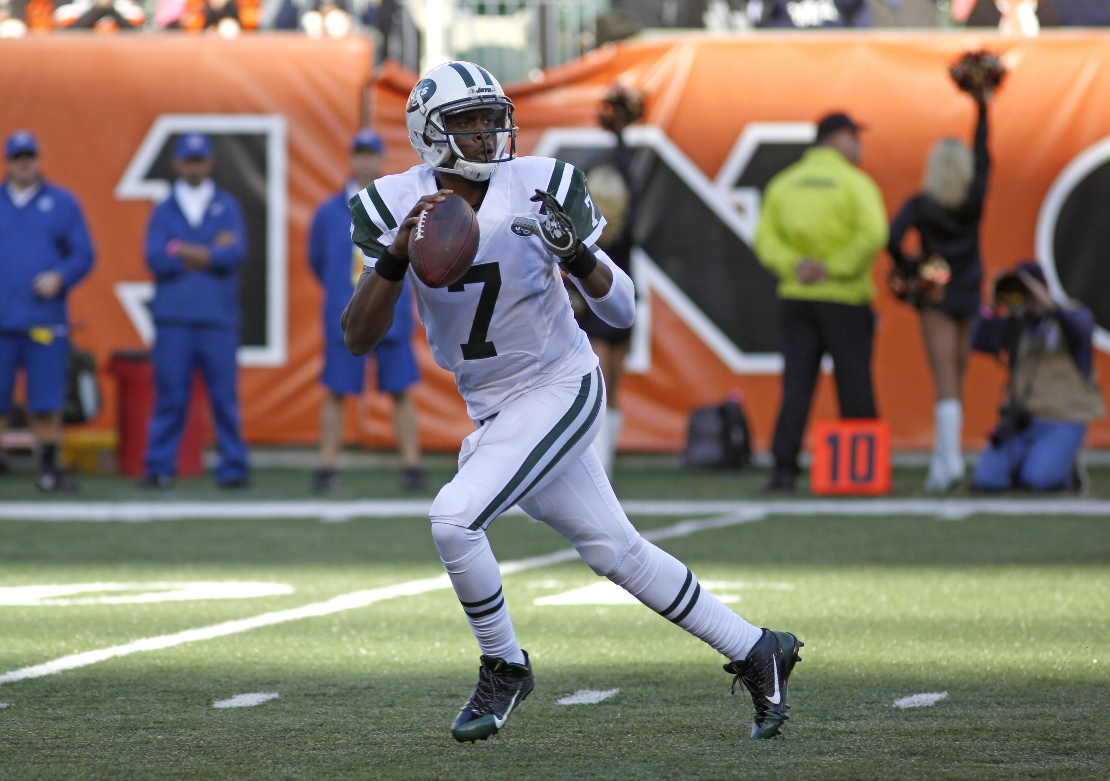 New York Jets quarterback Geno Smith looks to throw during an NFL football game against the Cincinnati Bengals in Cincinnati. The Cincinnati Bengals beat the New York Jets 49-9. (AP Photo/David Kohl)
