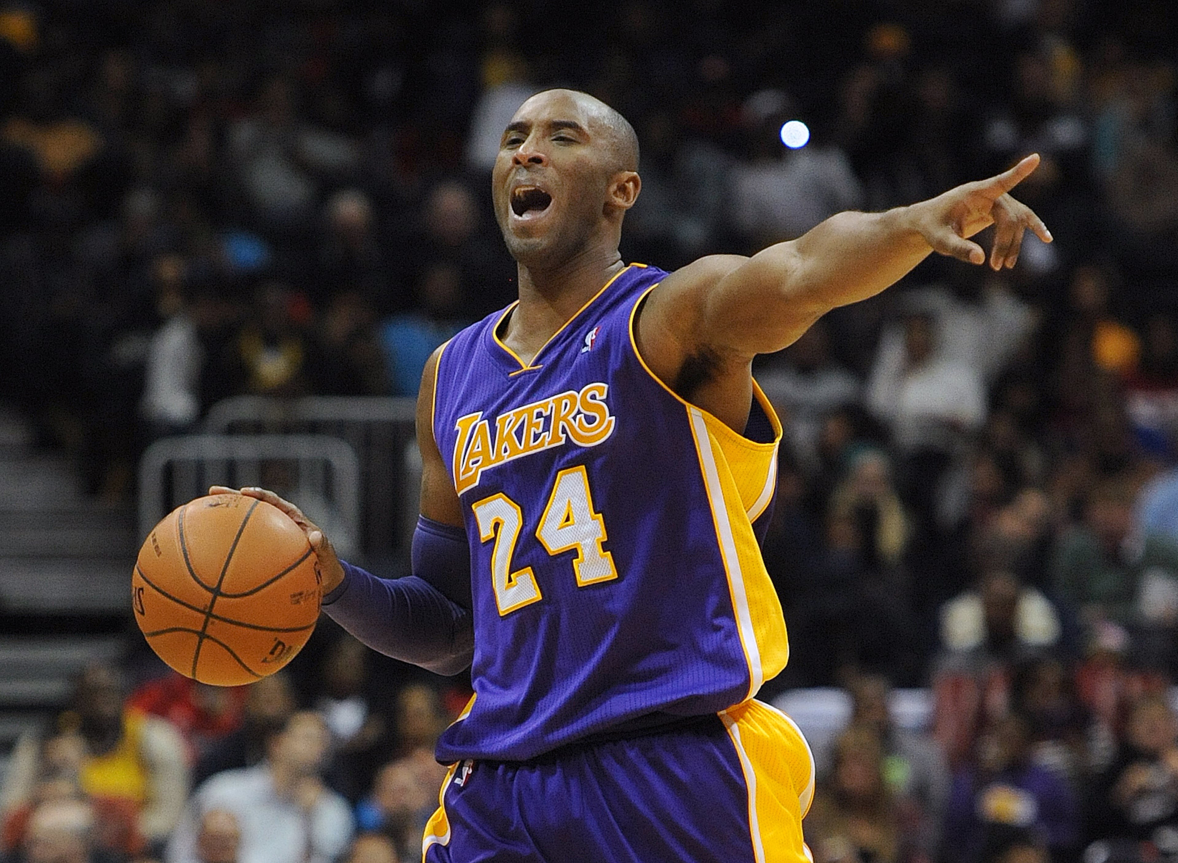 Los Angeles Lakers Kobe Bryant (24) gives instructions to his teammates in Philips arena on Monday, December 16, 2013. The Atlanta Hawks won the game 114 to 100. JOHNNY CRAWFORD / JCRAWFORD@AJC.COM