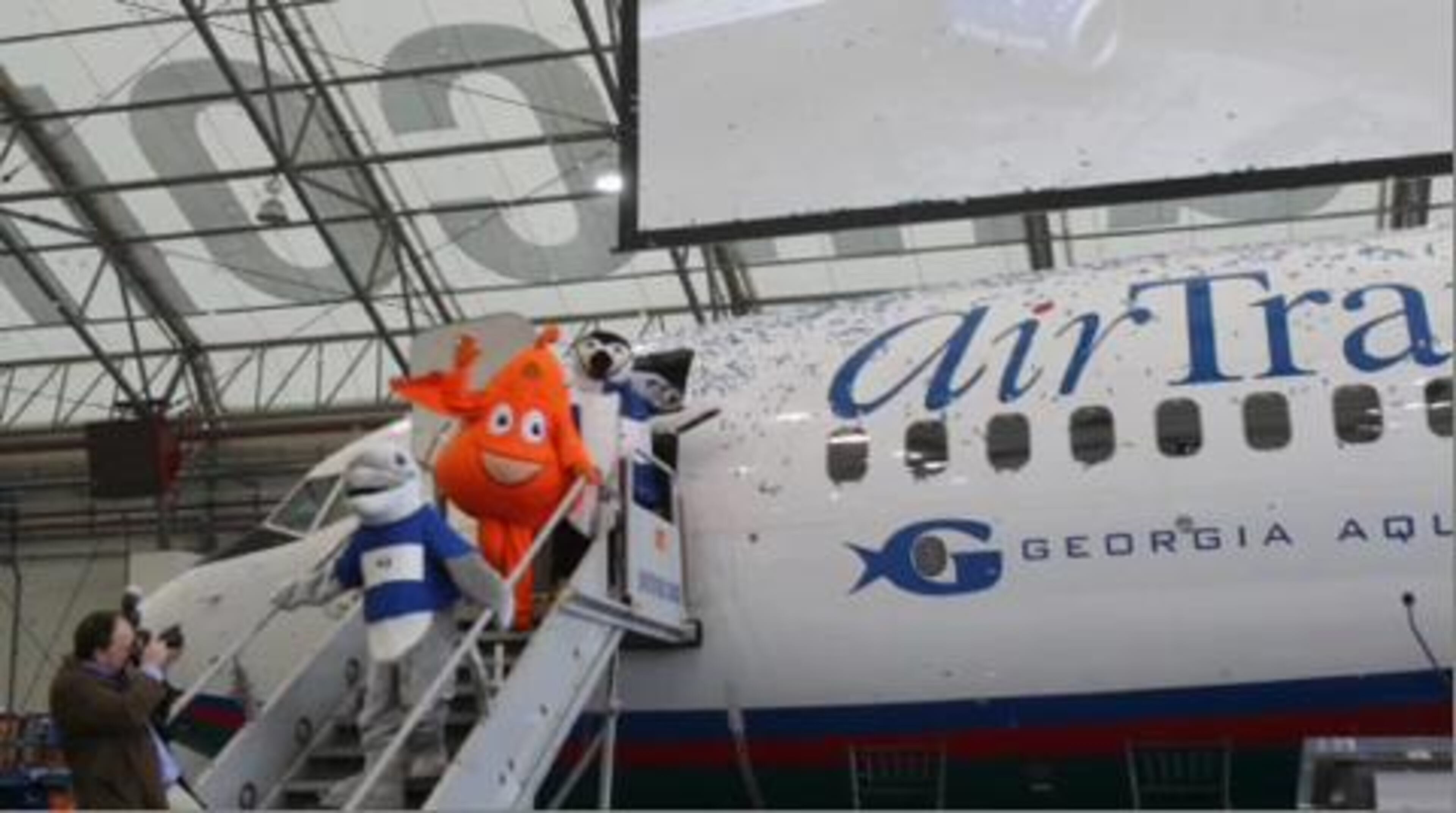 AirTran unveils "Dolphin 1" as part of its partnership with the Georgia Aquarium.
