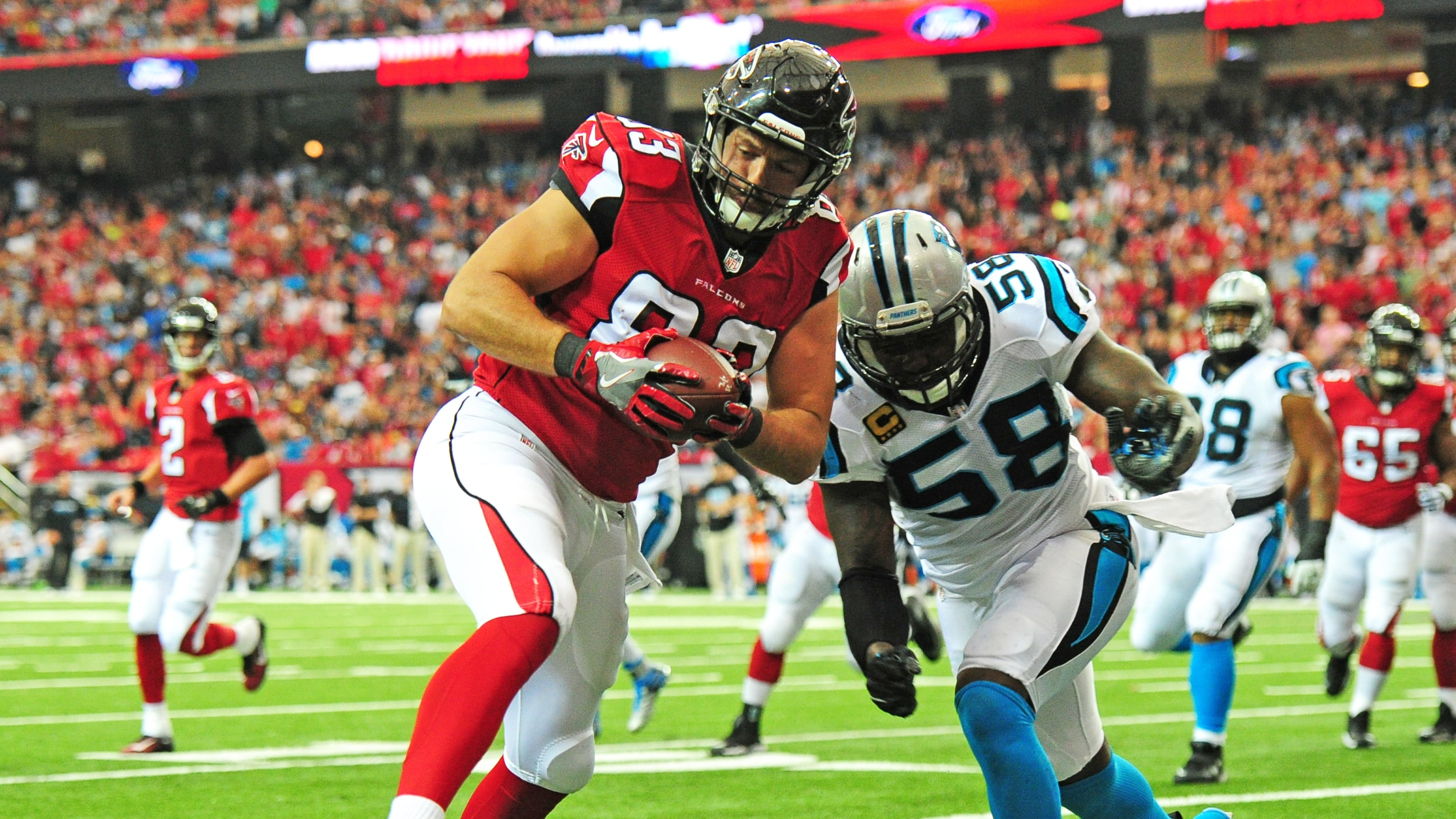 ATLANTA, GA - OCTOBER 2: Jacob Tamme #83 of the Atlanta Falcons runs with a catch for a first quarter touchdown against Thomas Davis #58 of the Carolina Panthers at the Georgia Dome on October 2, 2016 in Atlanta, Georgia. (Photo by Scott Cunningham/Getty Images)