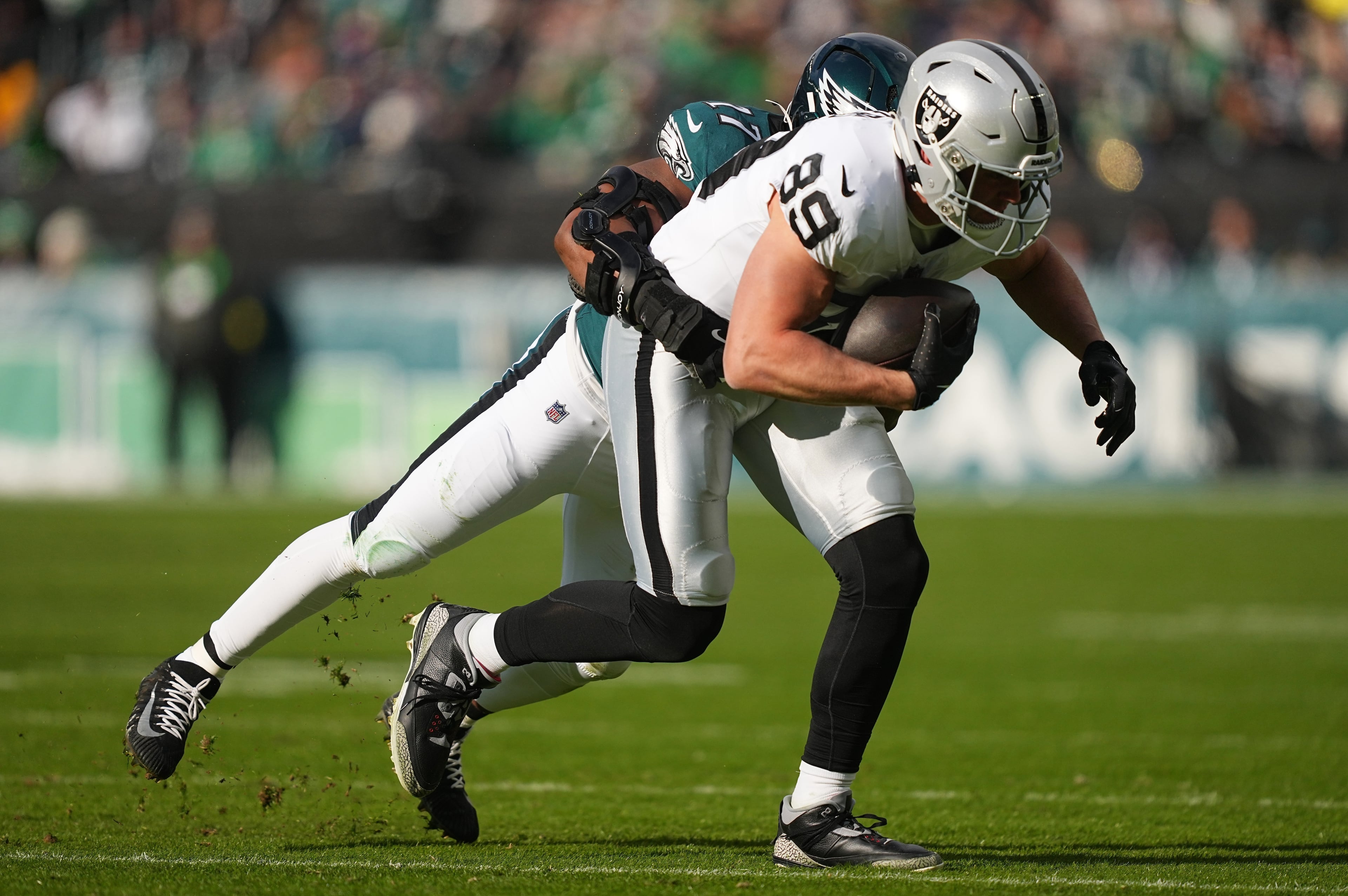 Raiders Eagles Football Nakobe Dean Brock Bowers