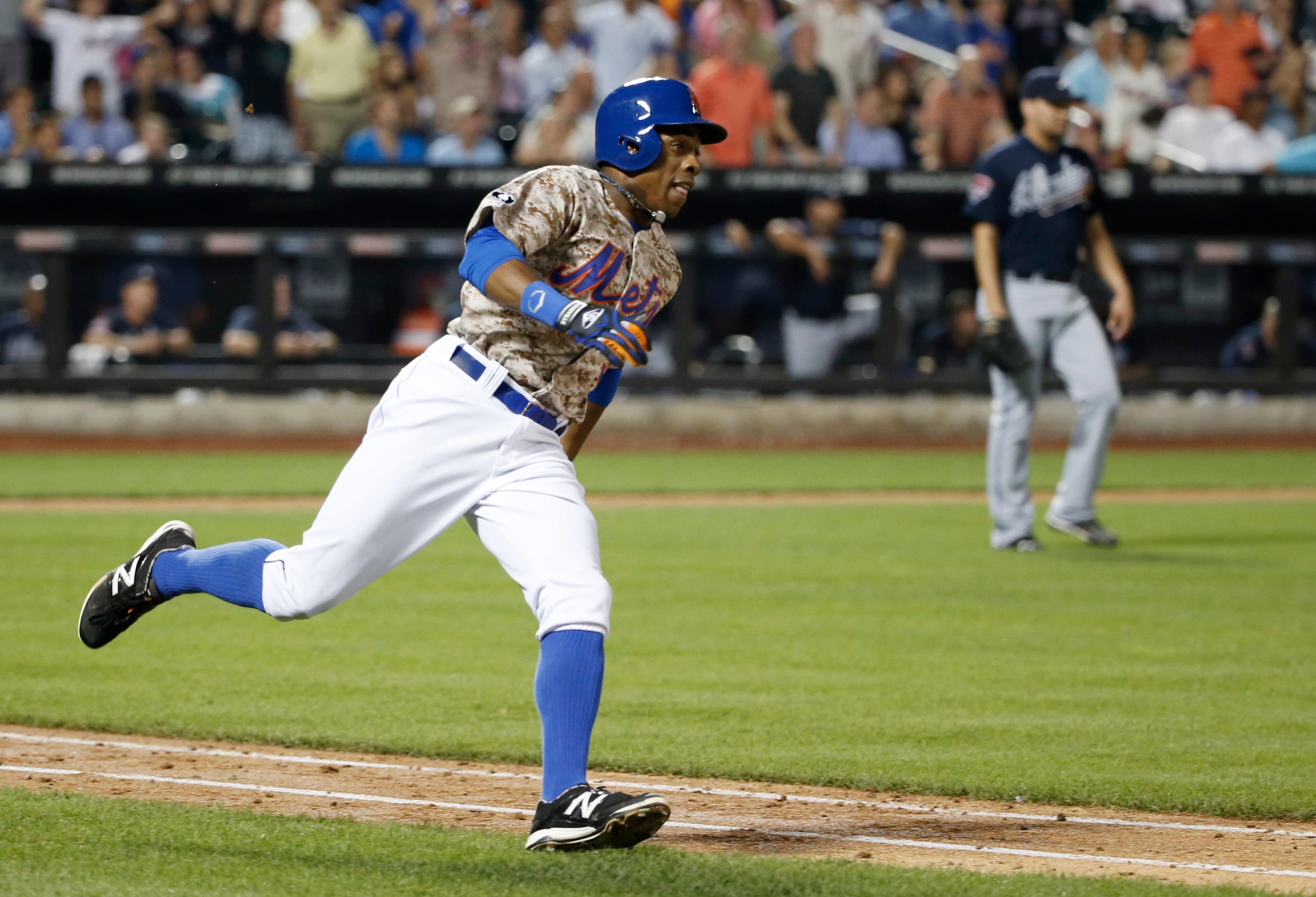 New York Mets Curtis Granderson runs on an eighth-inning, solo home run off Atlanta Braves relief pitcher Luis Avilan, right, in a baseball game in New York, Monday, July 7, 2014. (AP Photo/Kathy Willens)