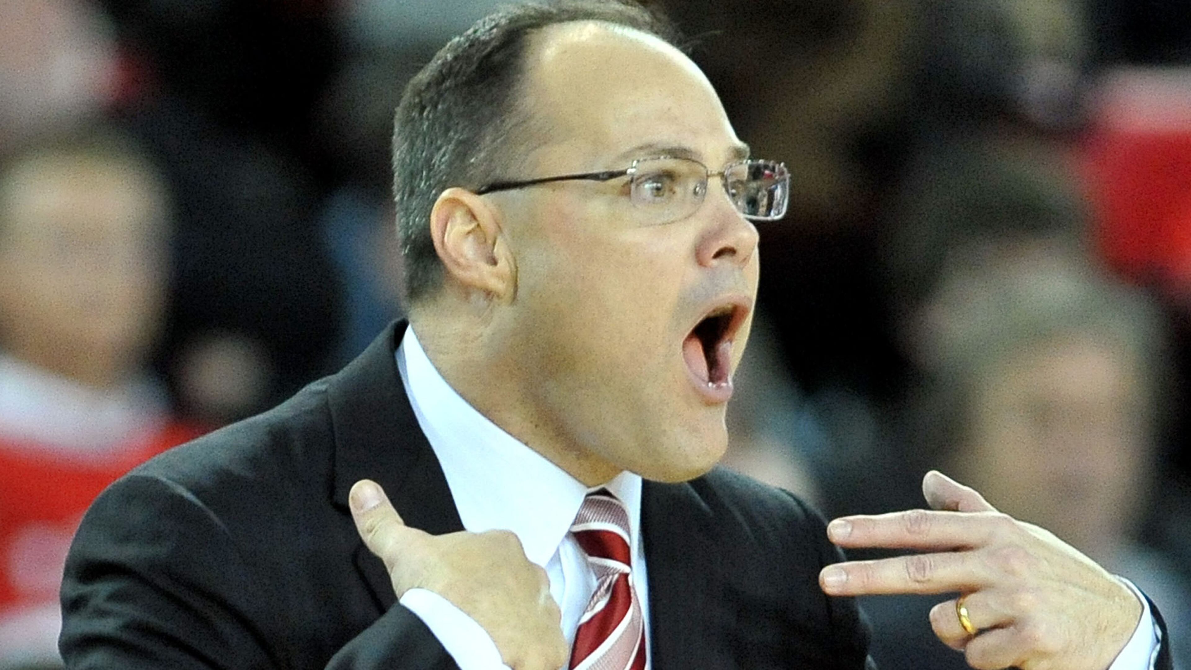 Jan. 18, 2011 - Athens : Georgia Bulldogs head coach Mark Fox shouts instructions at the end of the second half against the Tennessee Volunteers at Stegeman Coliseum in Athens on Wednesday, January 18, 2012. Georgia Bulldogs won 57 - 53 over the Tennessee Volunteers. Hyosub Shin, hshin@ajc.com
