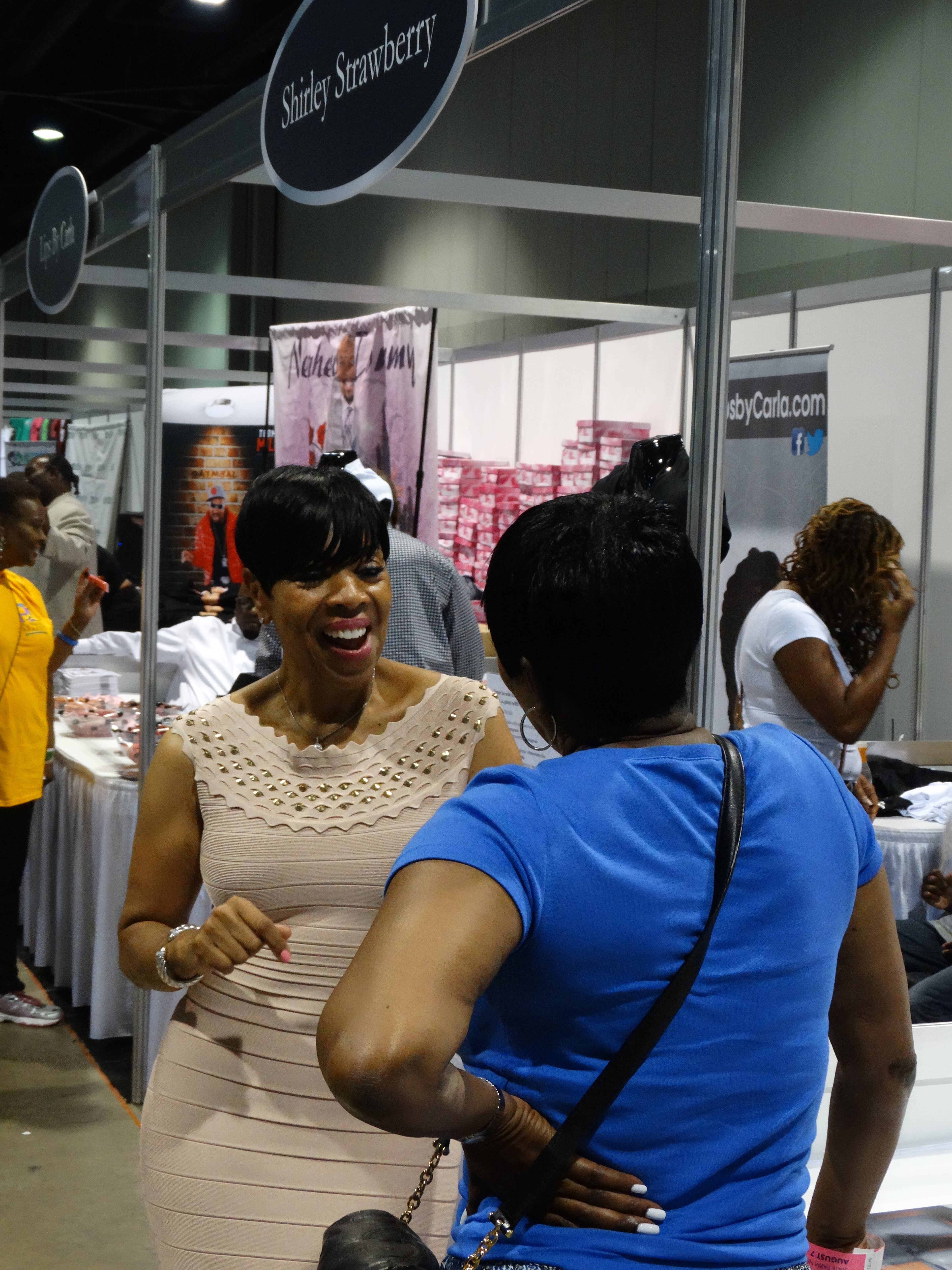 Shirley Strawberry meets with a fan on the expo floor. CREDIT: Rodney Ho/ rho@ajc.com