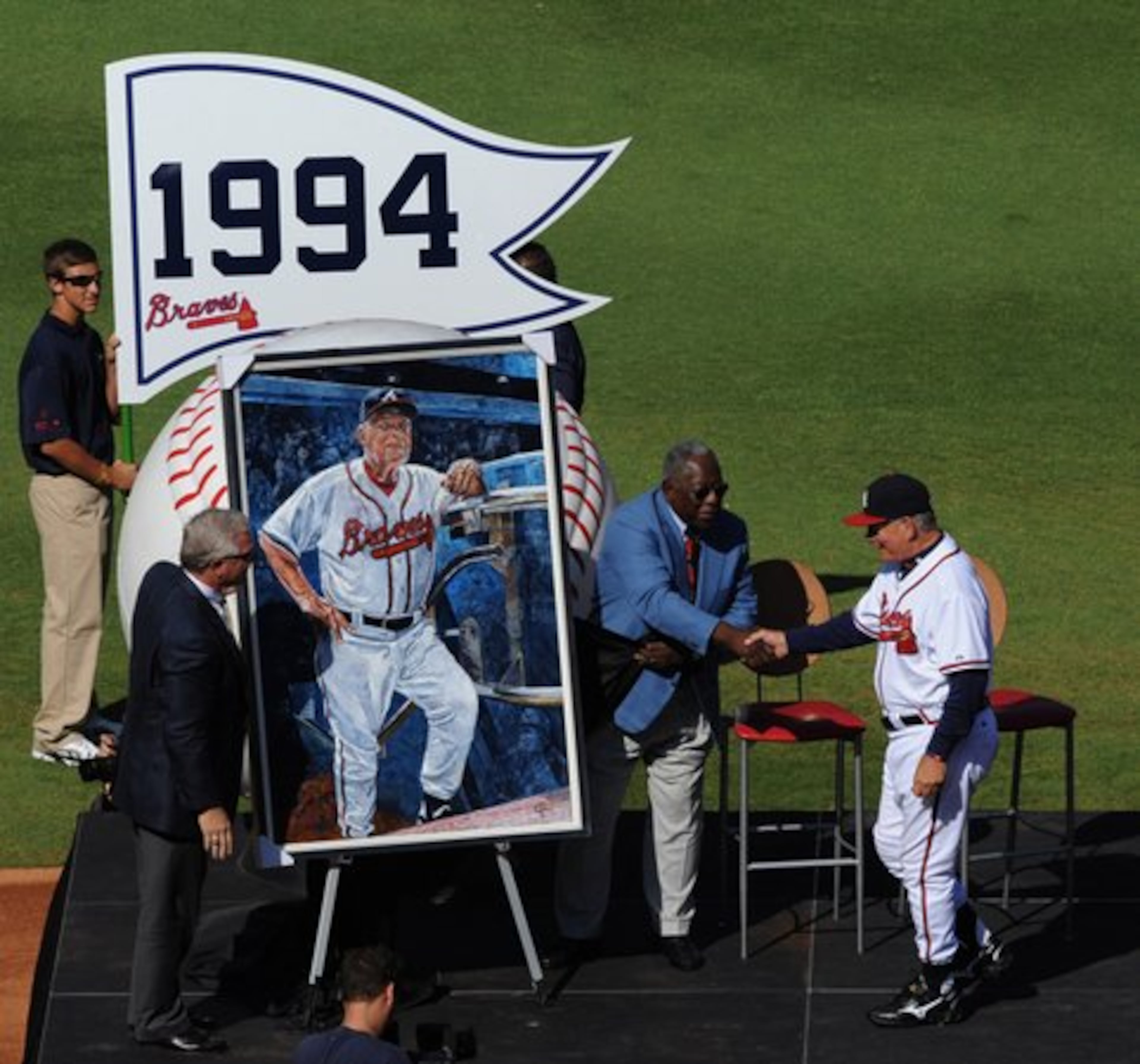 Hall of Famer Hank Aaron presents Bobby Cox with one-of-a-kind painted portrait of retiring Braves manager.