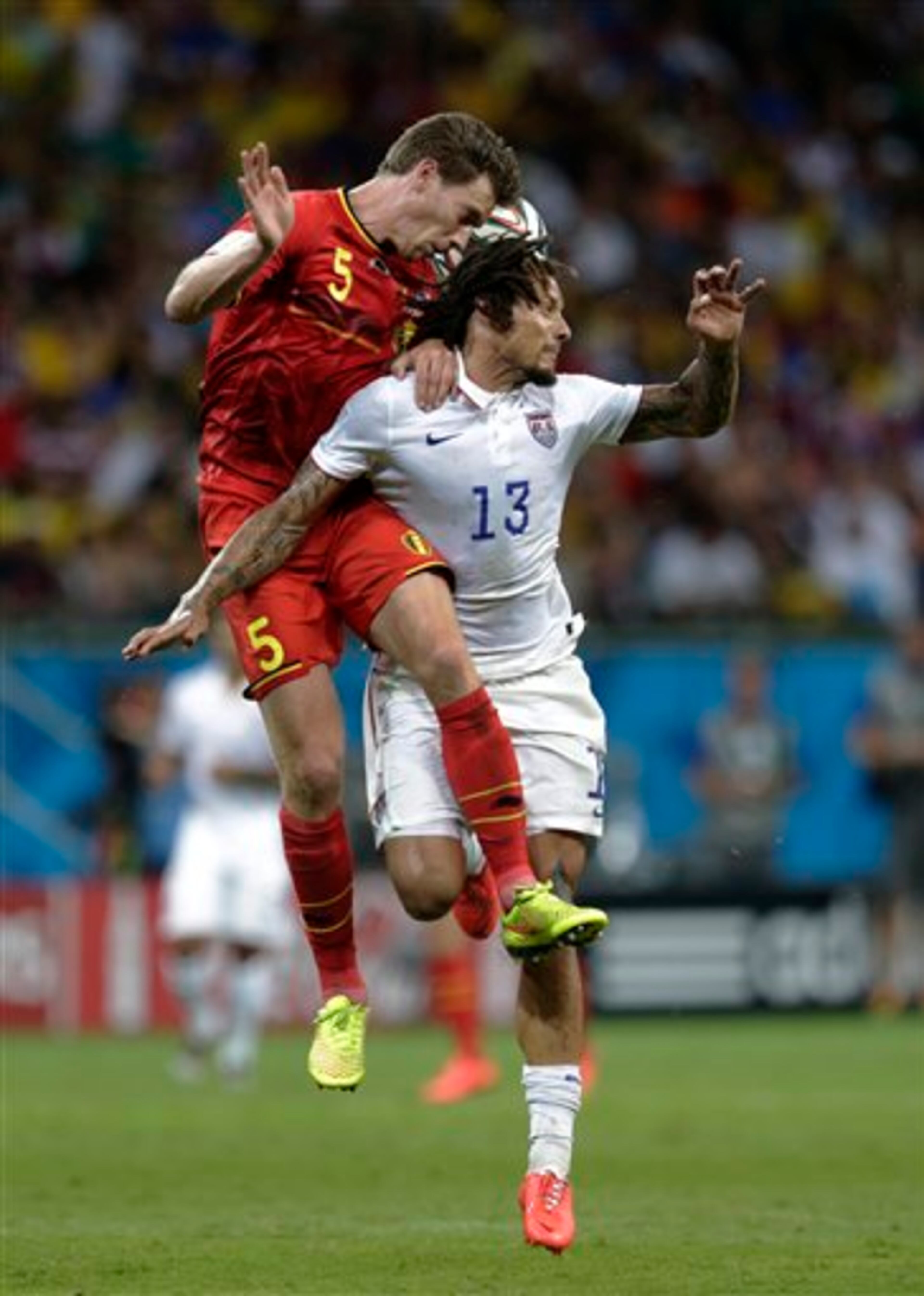 Belgium's Jan Vertonghen, left, and United States' Jermaine Jones battle for the ball during the World Cup round of 16 soccer match between Belgium and the USA at the Arena Fonte Nova in Salvador, Brazil, Tuesday, July 1, 2014. (AP Photo/Julio Cortez)