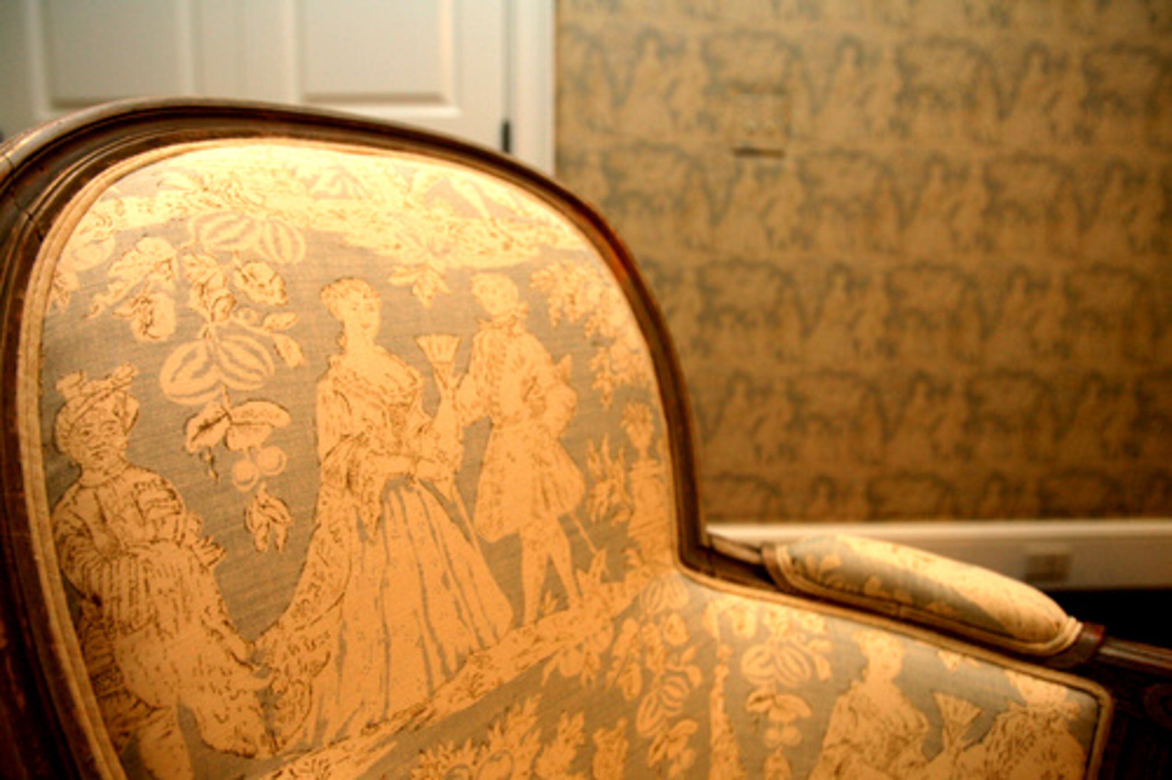 A guest room is draped in this blue-gray Hodsoll McKenzie toile. The wall is covered in the same fabric.
