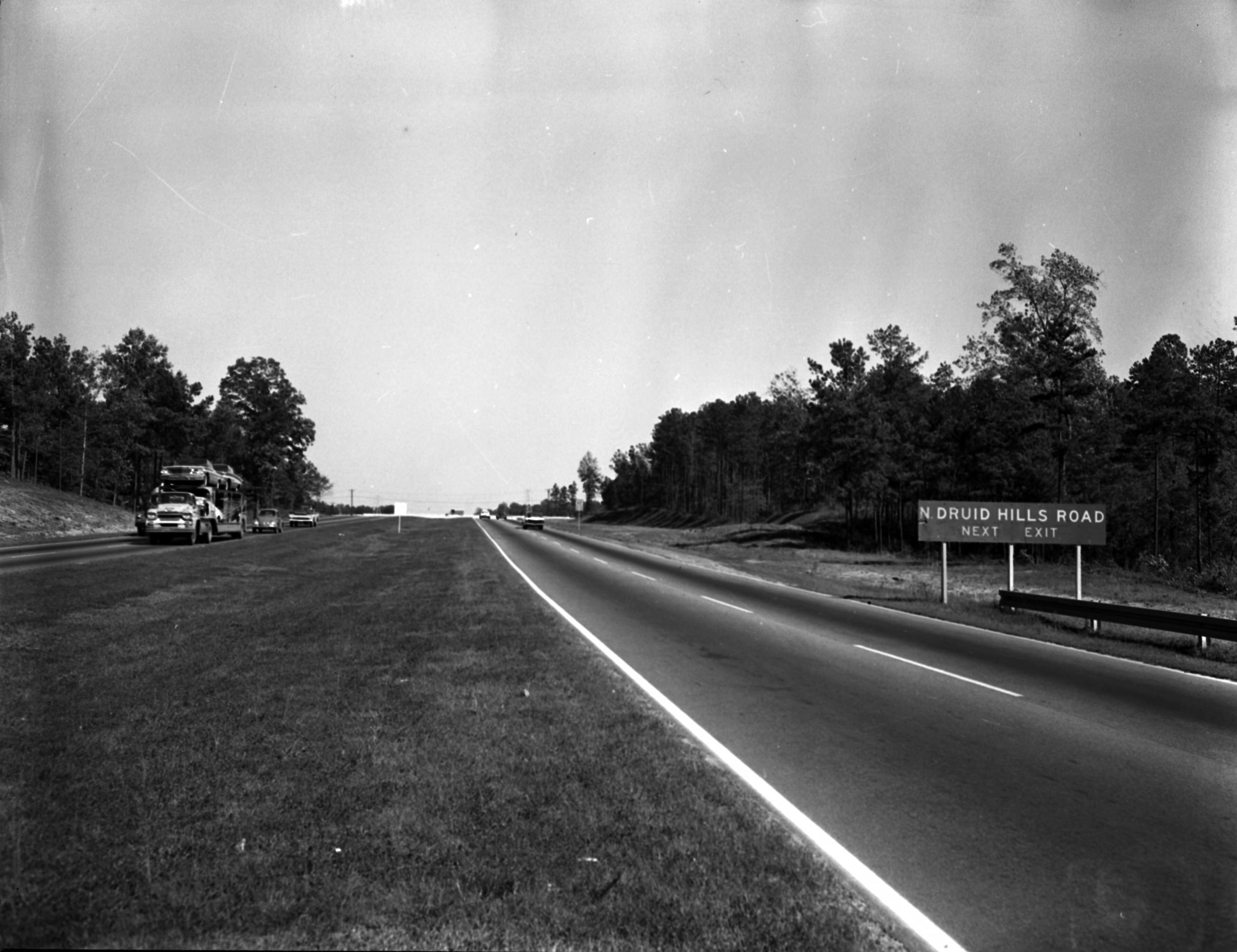 The sign for the North Druid Hills Road exit off of I-85 in October 1959. N06-146_01, Tracy O'Neal Photographic Collection, 1923-1975, Photographic Collection. Special Collections and Archives, Georgia State University.