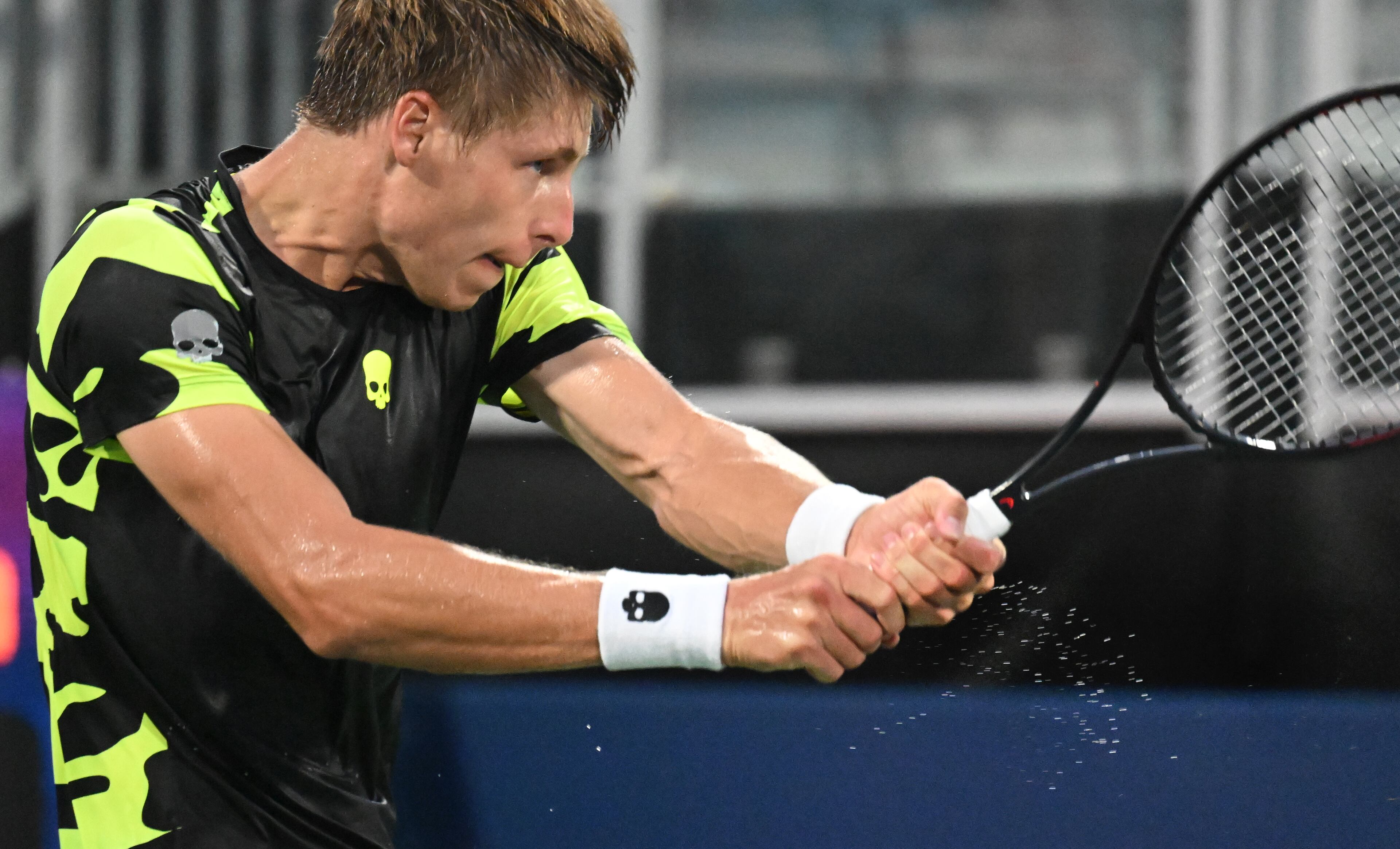 Ilya Ivashka (BLR) returns the ball to Alex de Minaur (AUS) during a men singles semifinal match at the 2022 Atlanta Tennis Open at Atlantic Station on Saturday, July 30, 2022. (Hyosub Shin / Hyosub.Shin@ajc.com)