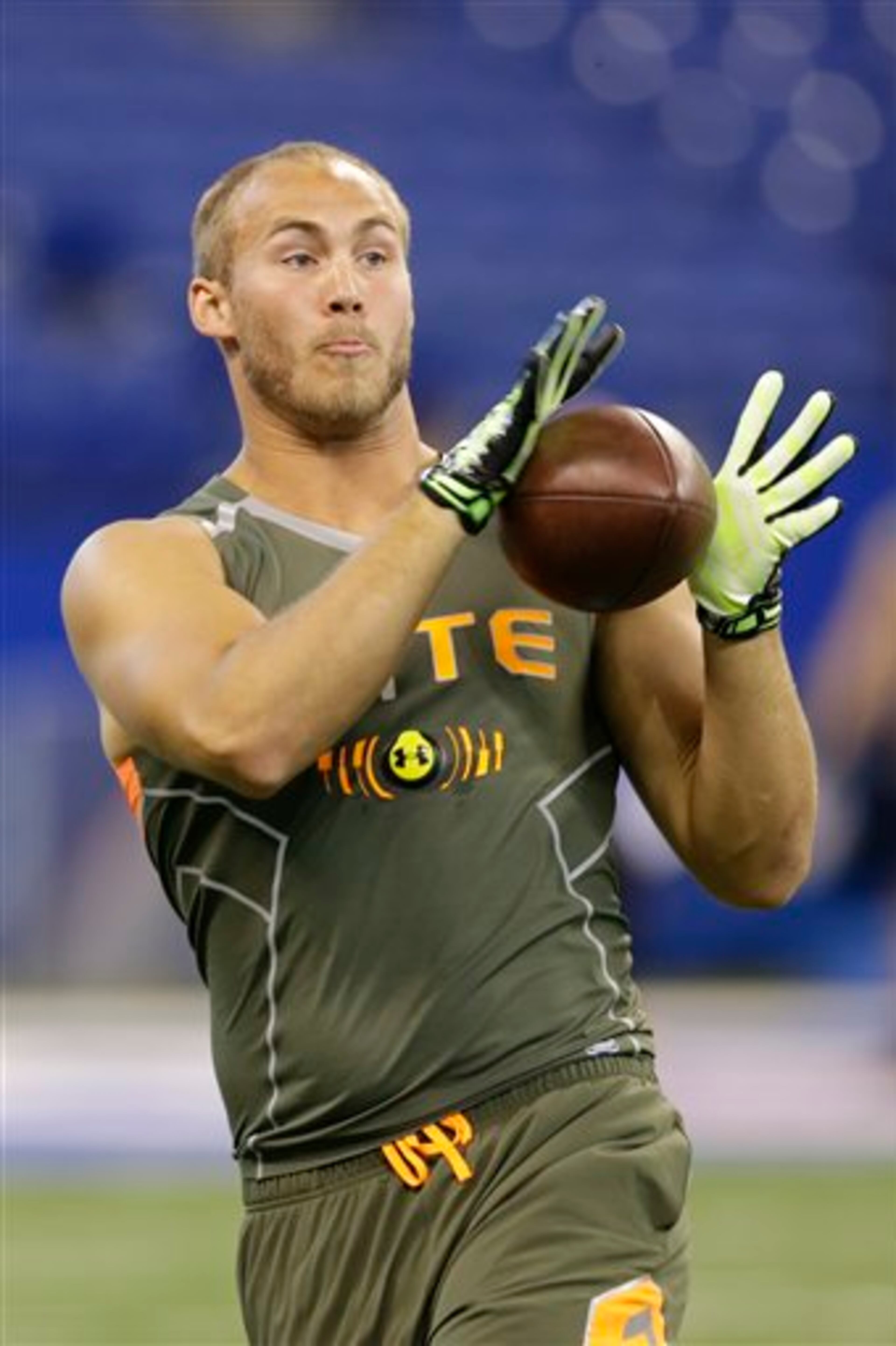 Wisconsin tight end Jacob Pedersen runs the 40-yard dash at the NFL football scouting combine in Indianapolis, Saturday, Feb. 22, 2014. (AP Photo/Michael Conroy)